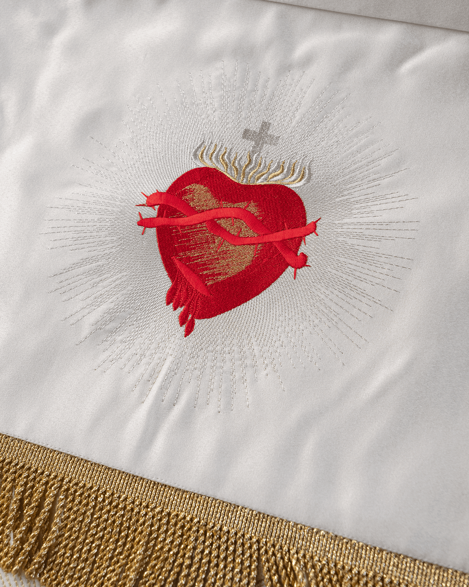 Baldachin Kirche ecru bestickt, Agnus Dei, IHS und Kelch, zu Fronleichnam 140×160 cm - MESSGEWANDER.DE