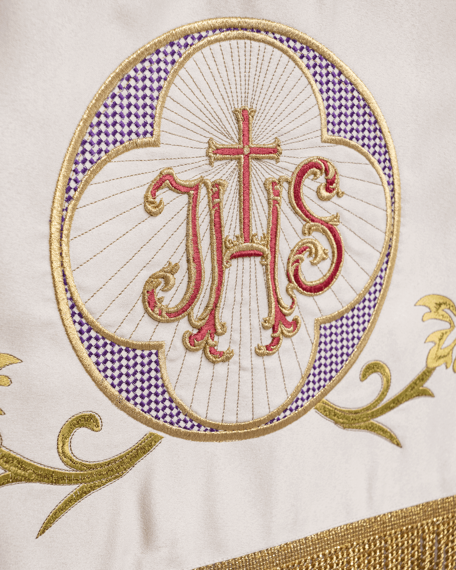 Baldachin liturgisch zu Fronleichnam ecru, bestickt Agnus Dei und Kelch, 130×160 cm - MESSGEWANDER.DE