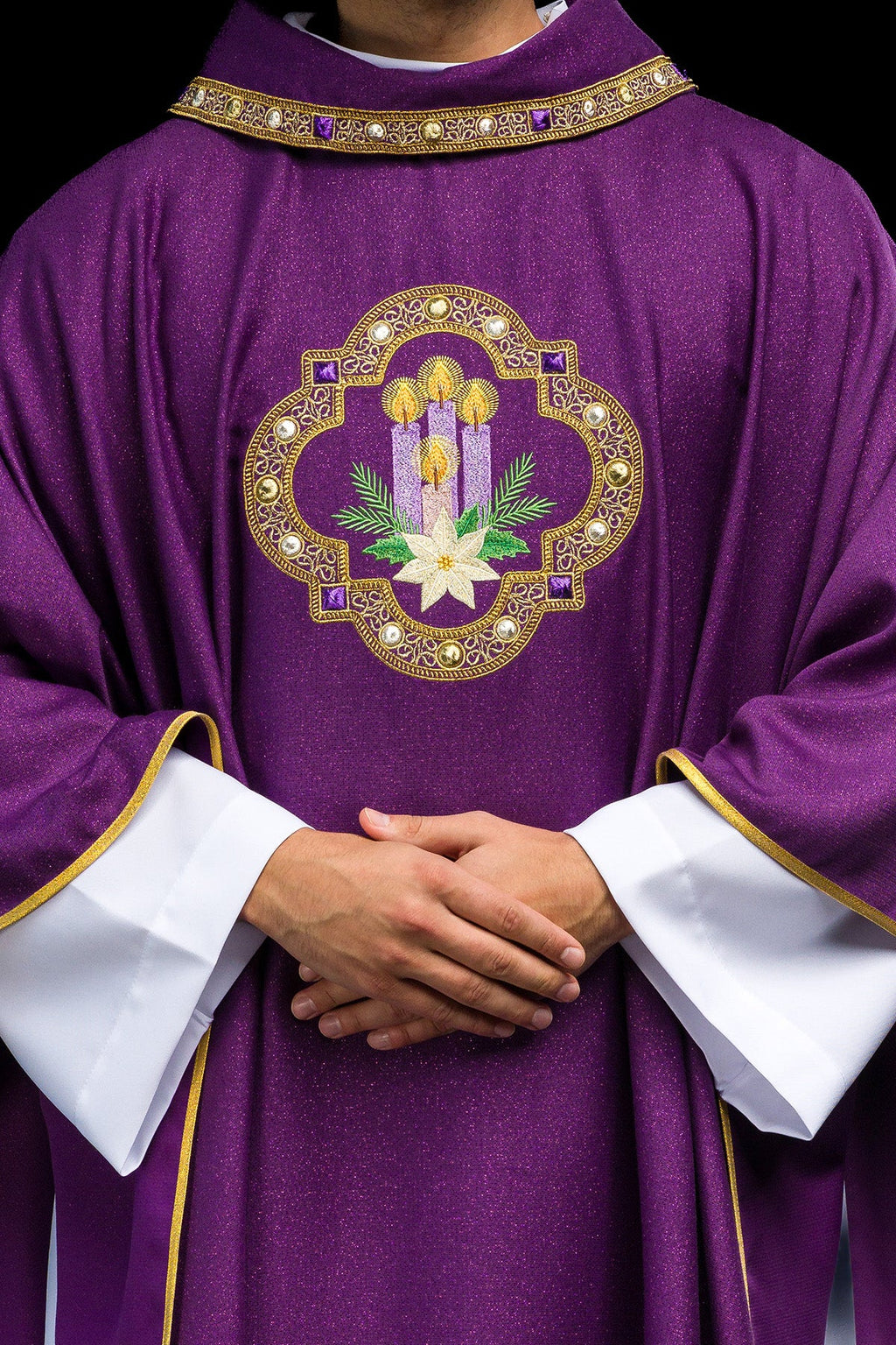 Besticktes Messgewand für den Advent aus glänzendem Stoff gefertigt