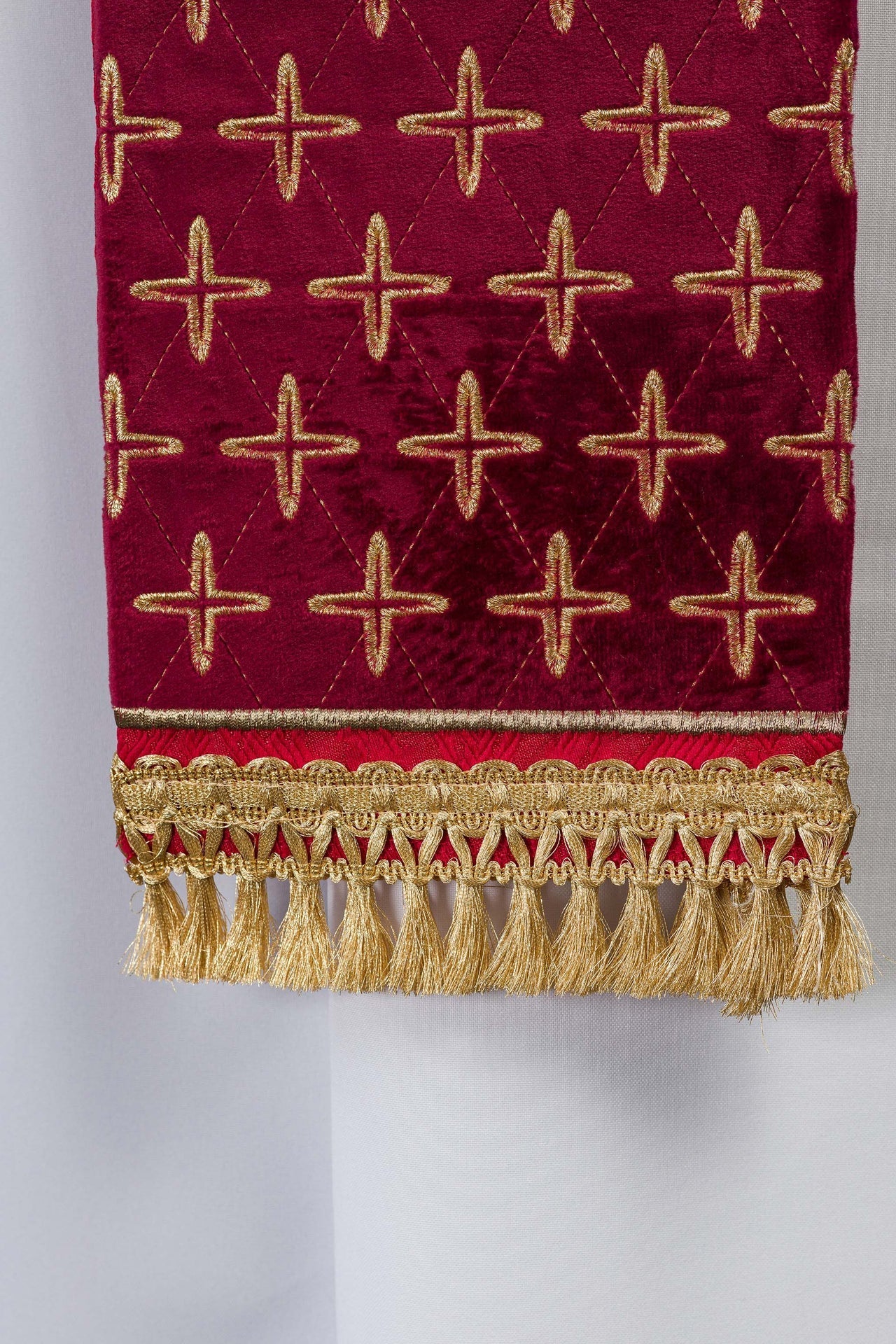 Bestickte Jacquardstola mit Kreuzmotiven Rot - MESSGEWANDER.DE