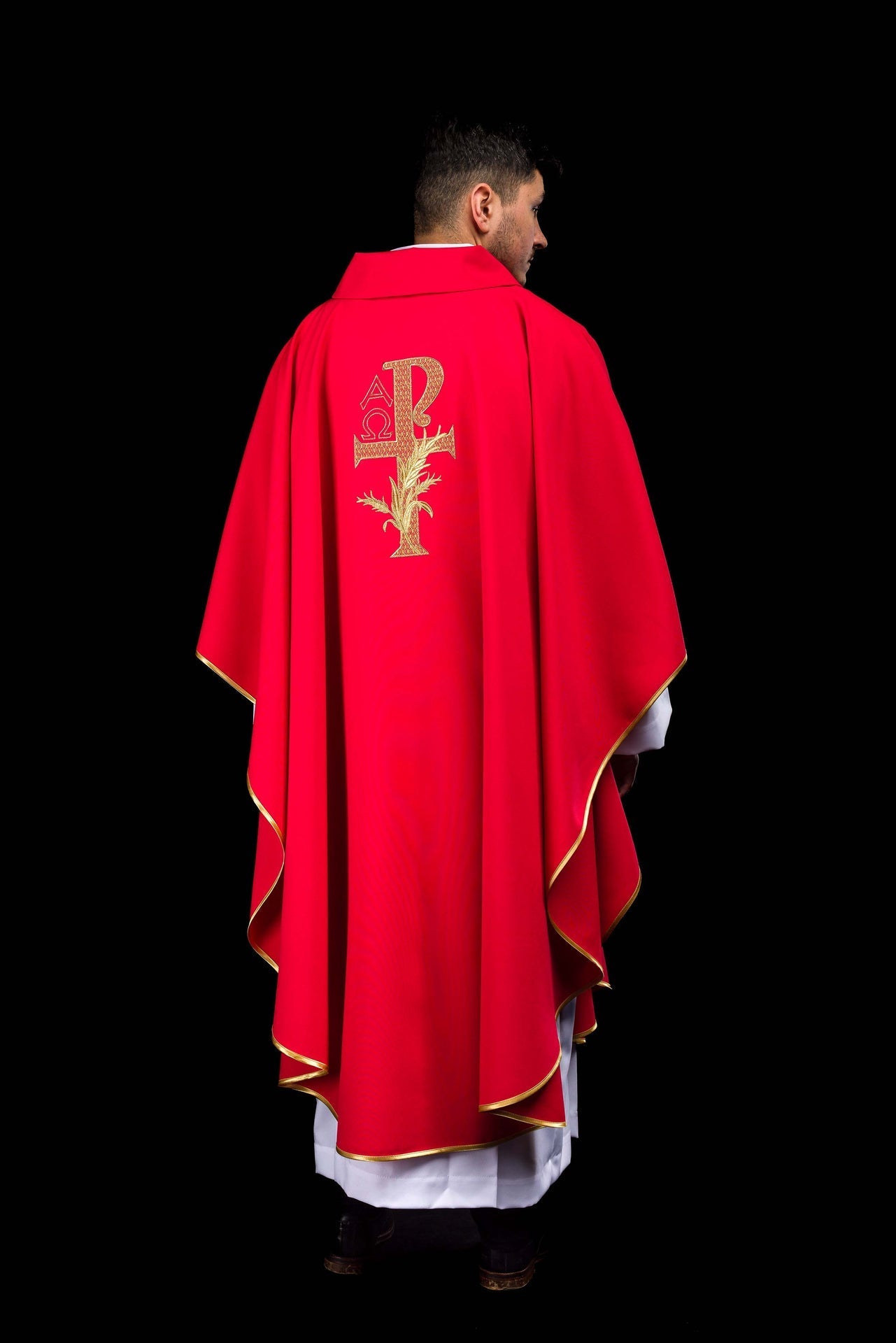 Bestickte Kasel mit Alpha-und-Omega-Symbol und breitem Kragen Rot - MESSGEWANDER.DE