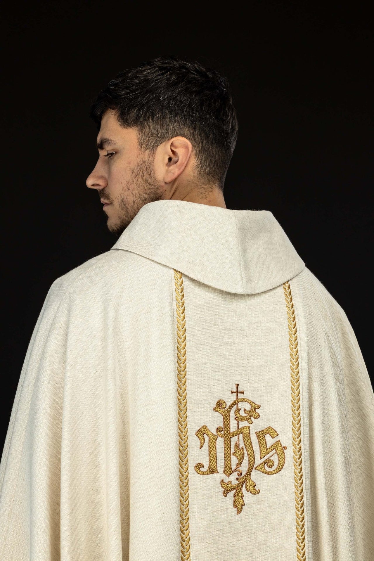 Bestickte Kasel mit Besatz und Darstellung Jesu des Guten Hirten mit dem Lamm ecru - MESSGEWANDER.DE