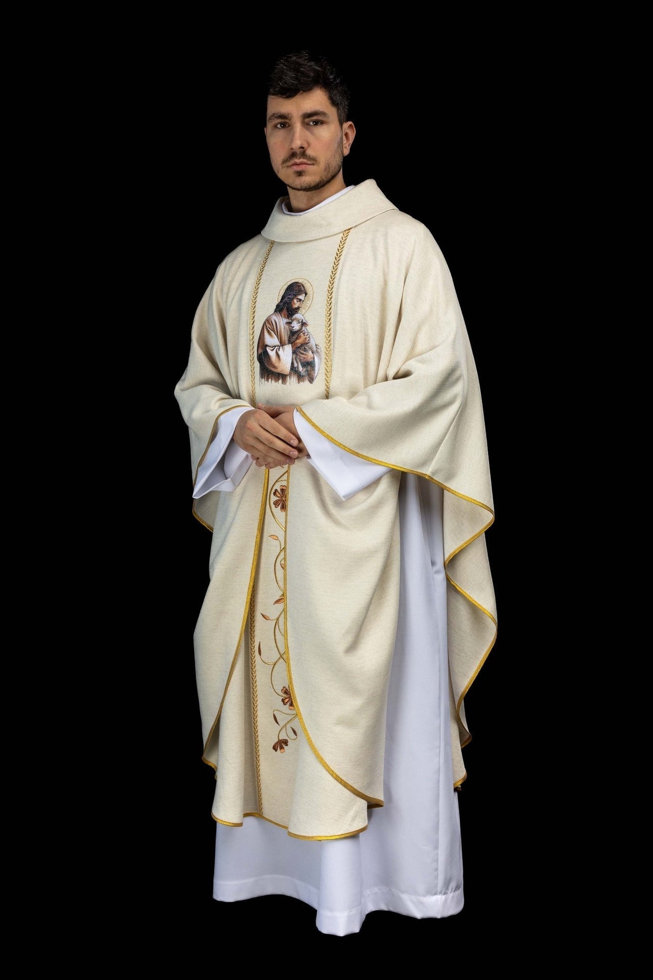 Bestickte Kasel mit Besatz und Darstellung Jesu des Guten Hirten mit dem Lamm ecru - MESSGEWANDER.DE