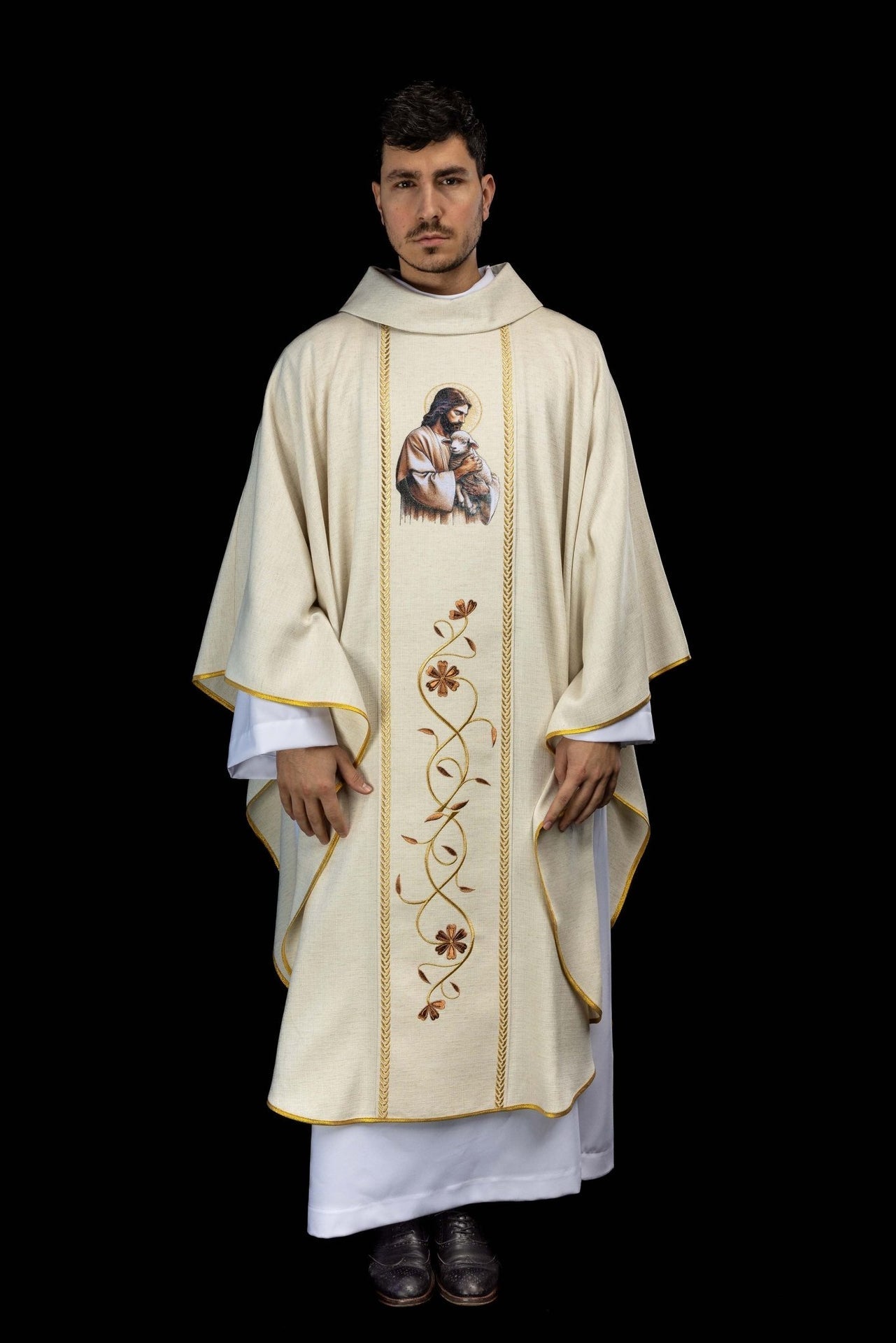 Bestickte Kasel mit Besatz und Darstellung Jesu des Guten Hirten mit dem Lamm ecru - MESSGEWANDER.DE