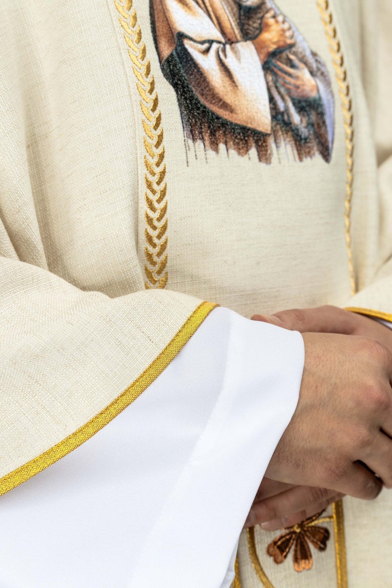 Bestickte Kasel mit Besatz und Darstellung Jesu des Guten Hirten mit dem Lamm ecru - MESSGEWANDER.DE