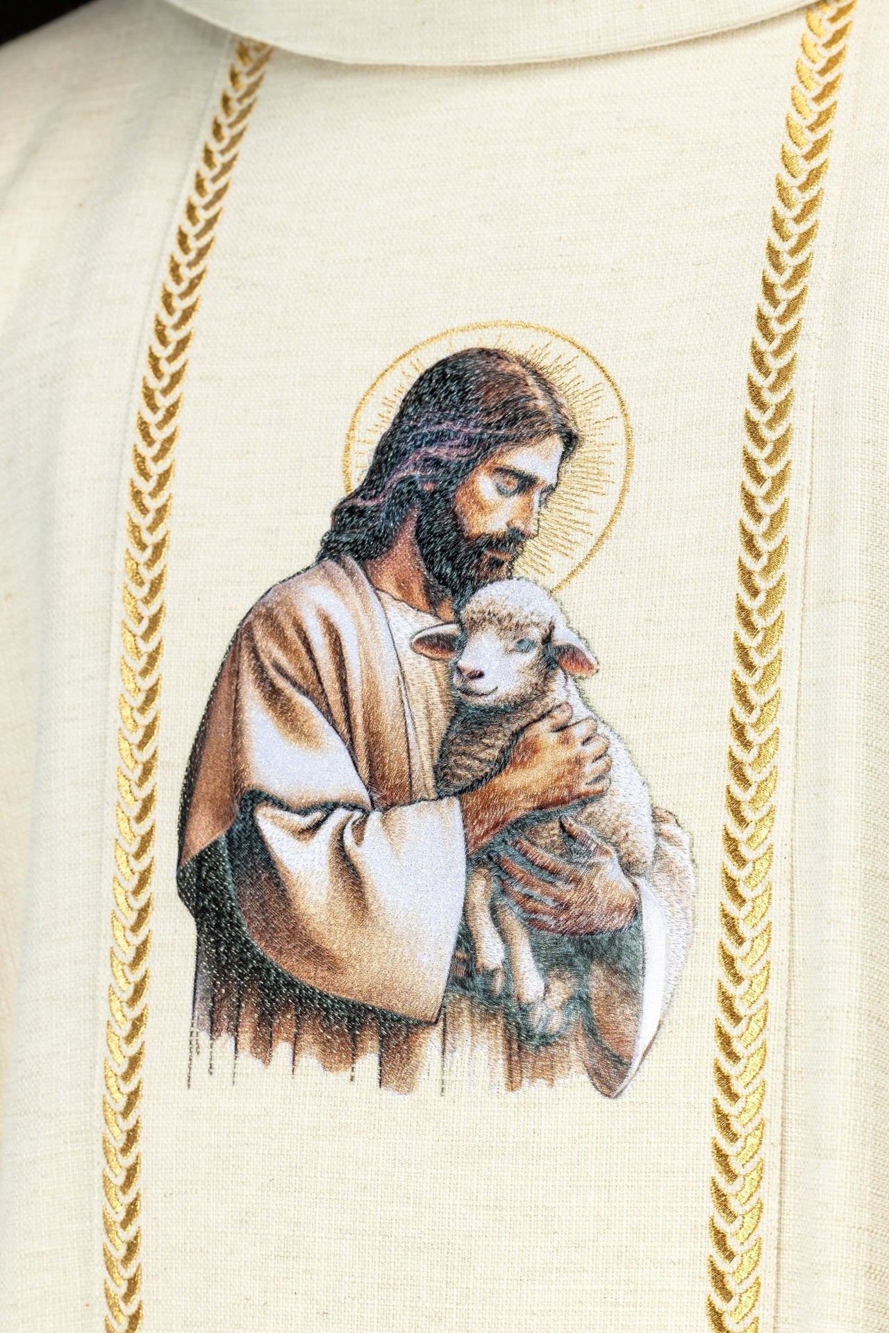 Bestickte Kasel mit Besatz und Darstellung Jesu des Guten Hirten mit dem Lamm ecru - MESSGEWANDER.DE
