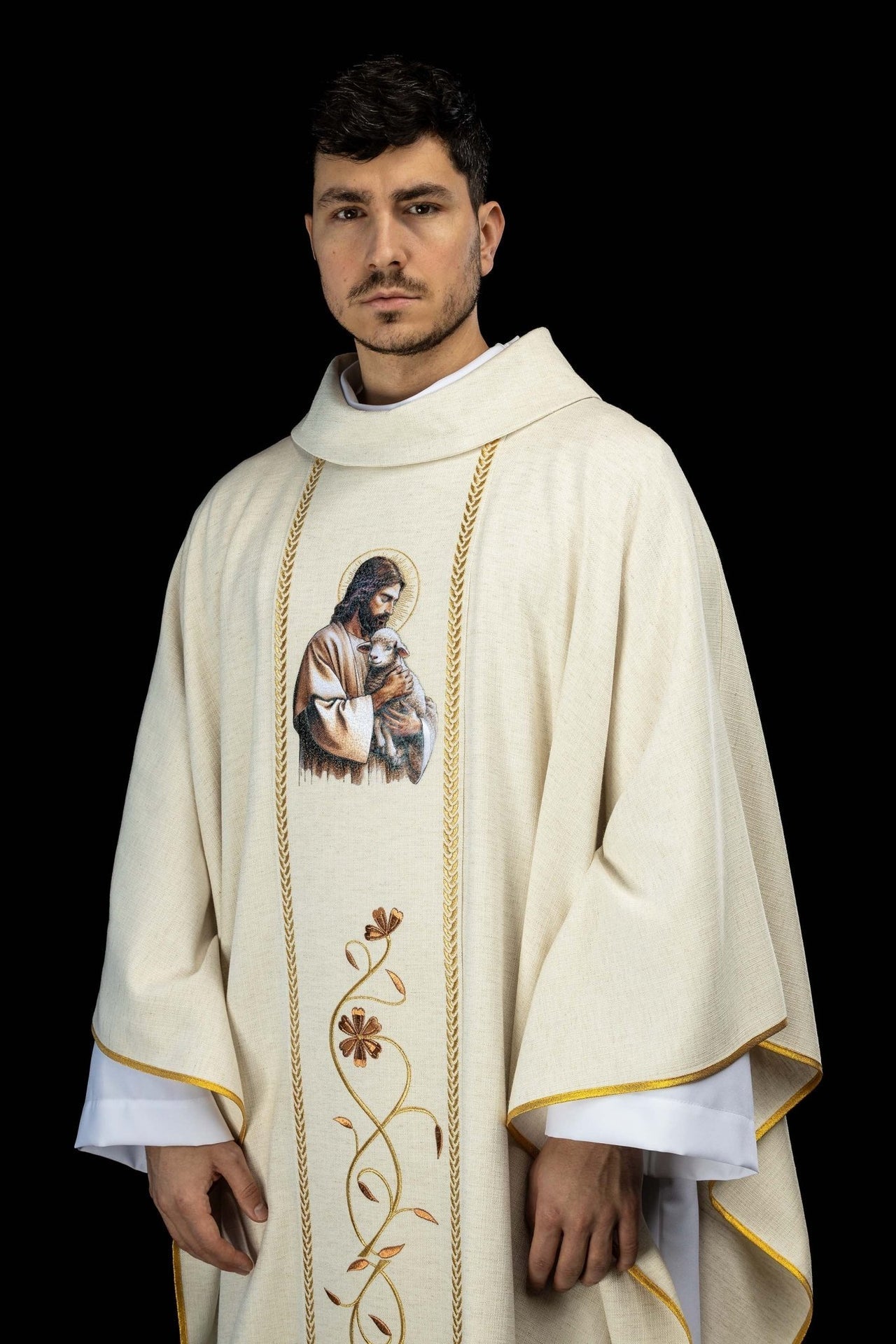 Bestickte Kasel mit Besatz und Darstellung Jesu des Guten Hirten mit dem Lamm ecru - MESSGEWANDER.DE