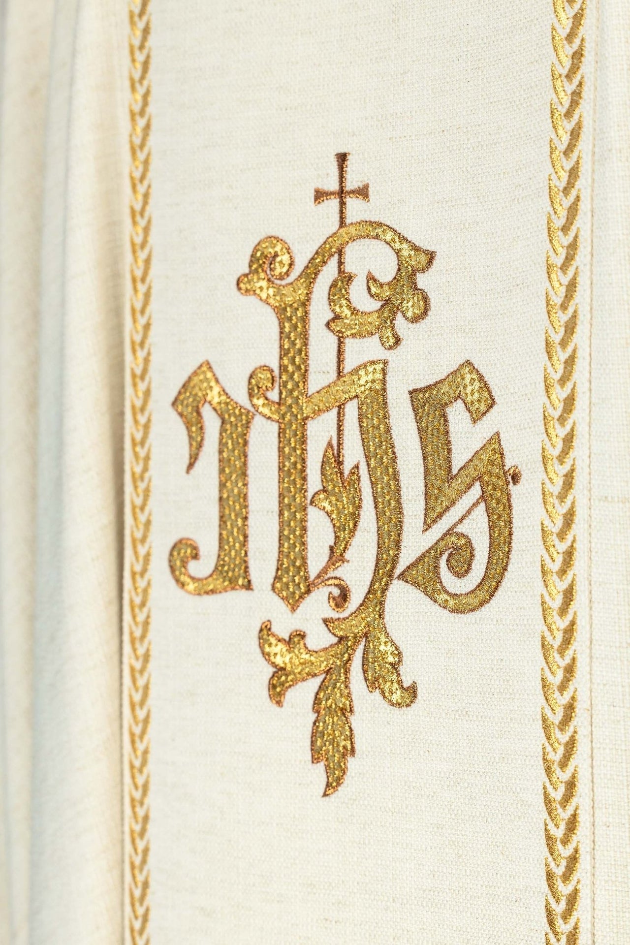 Bestickte Kasel mit Besatz und Darstellung Jesu des Guten Hirten mit dem Lamm ecru - MESSGEWANDER.DE