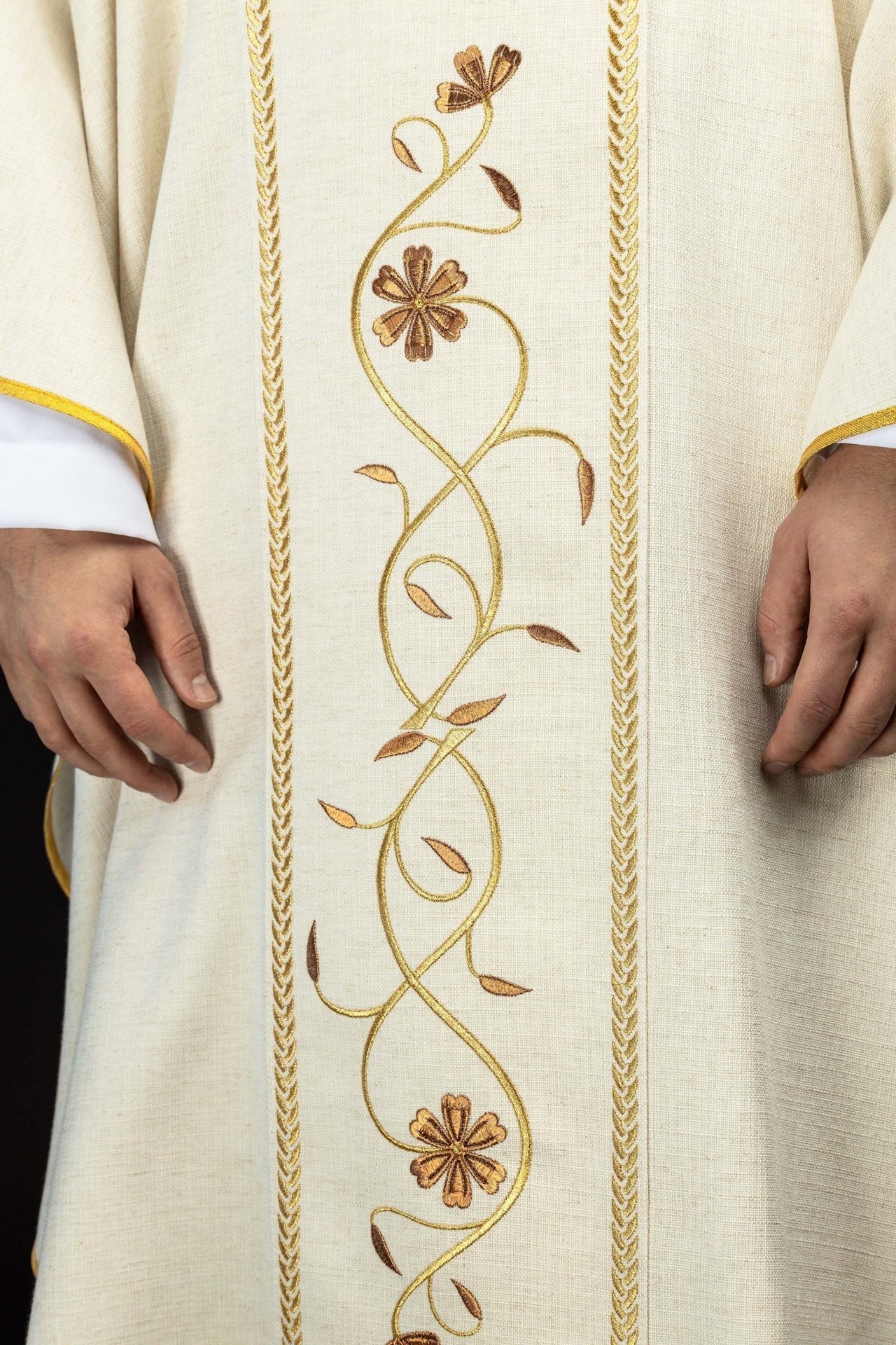 Bestickte Kasel mit Besatz und Darstellung Jesu des Guten Hirten mit dem Lamm ecru - MESSGEWANDER.DE