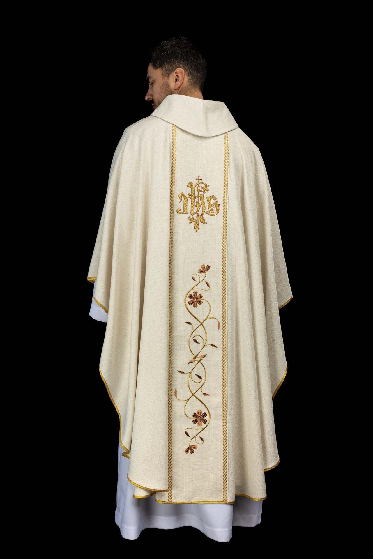 Bestickte Kasel mit Besatz und Darstellung Jesu des Guten Hirten mit dem Lamm ecru - MESSGEWANDER.DE