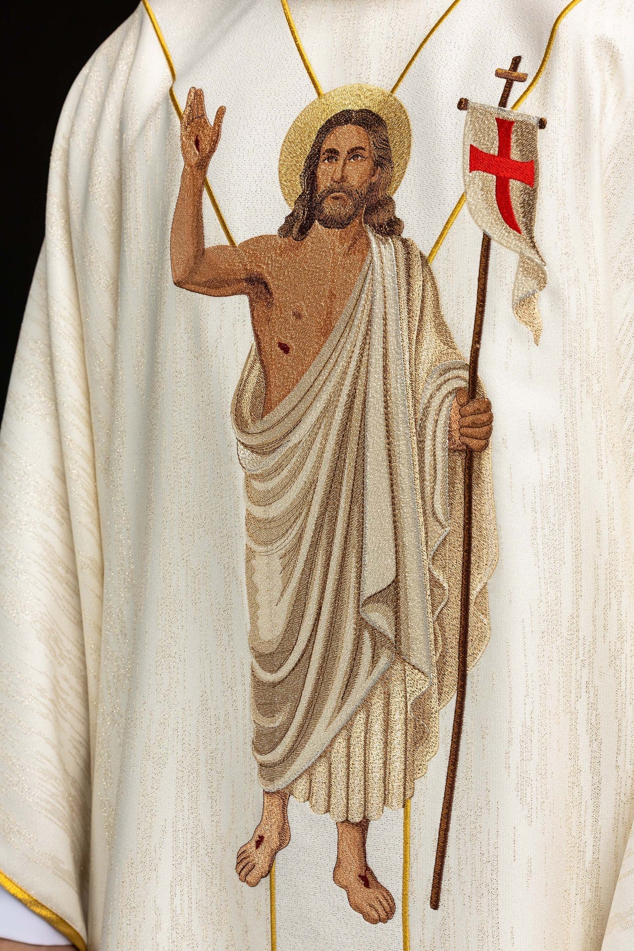 Bestickte Kasel mit dem Abbild des auferstandenen Jesus und des Osterlammes - MESSGEWANDER.DE