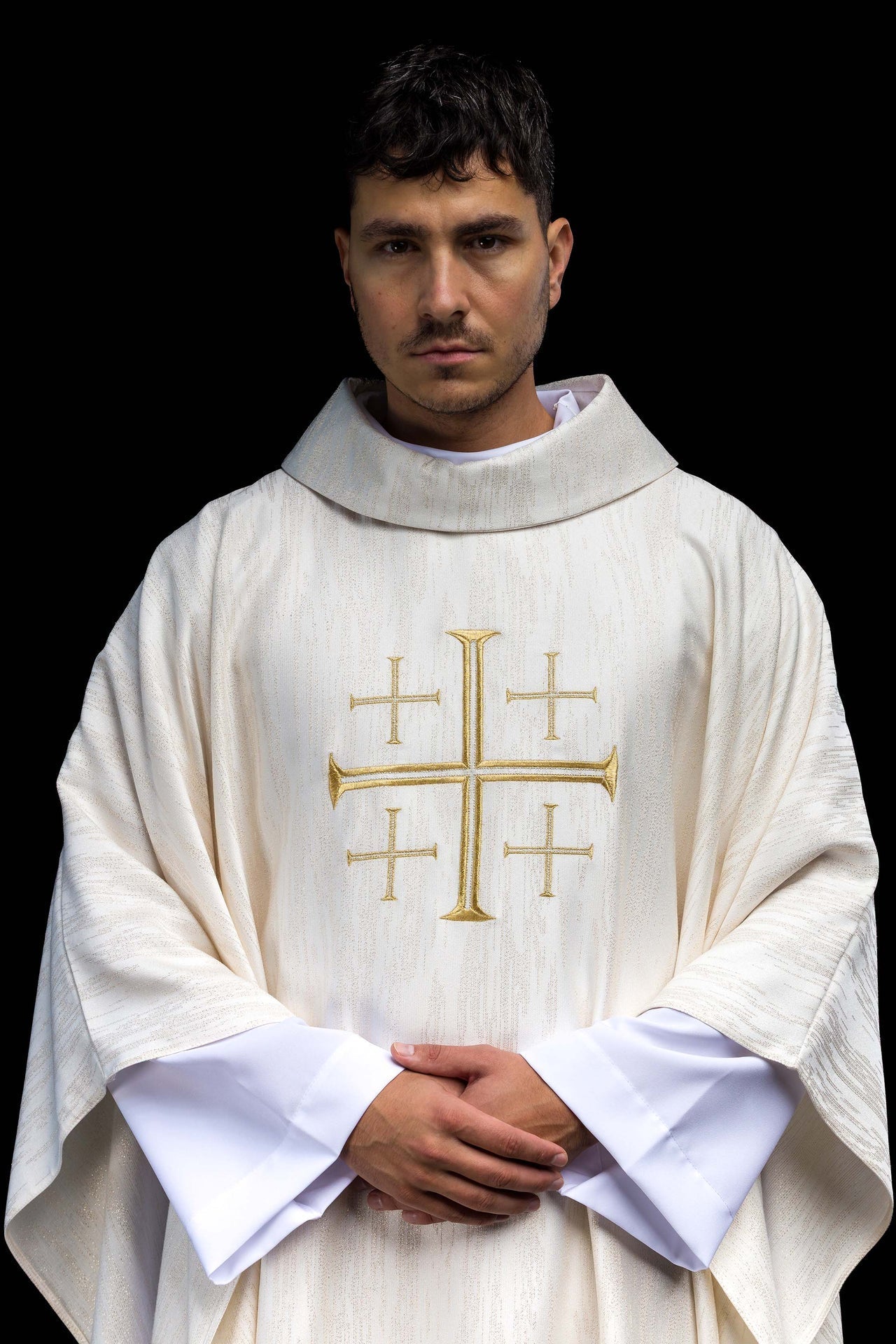 Bestickte Kasel mit dem Jerusalemer Kreuz – Ecru - MESSGEWANDER.DE