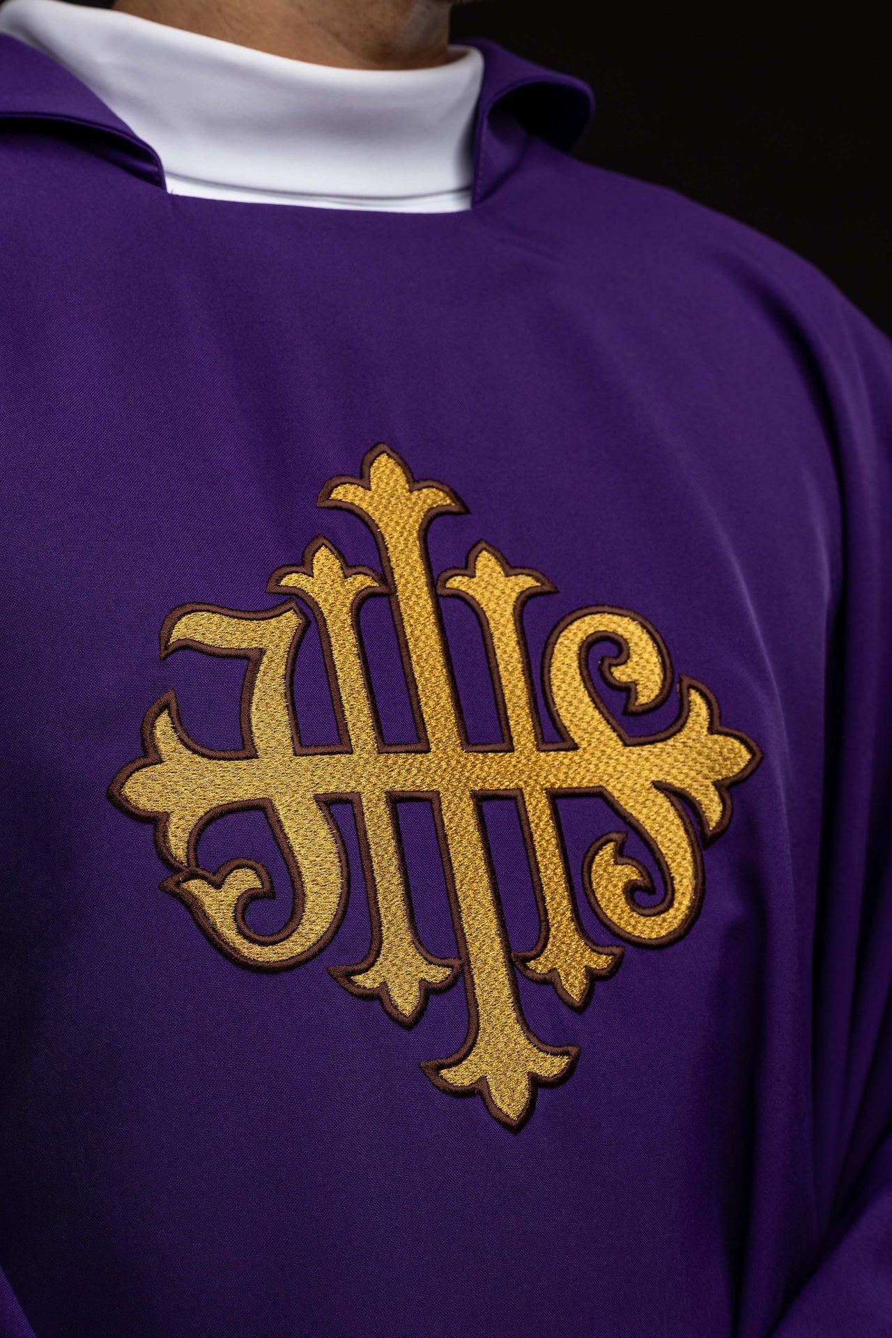 Bestickte Kasel mit JHS-Symbol und breitem Kragen violett - MESSGEWANDER.DE