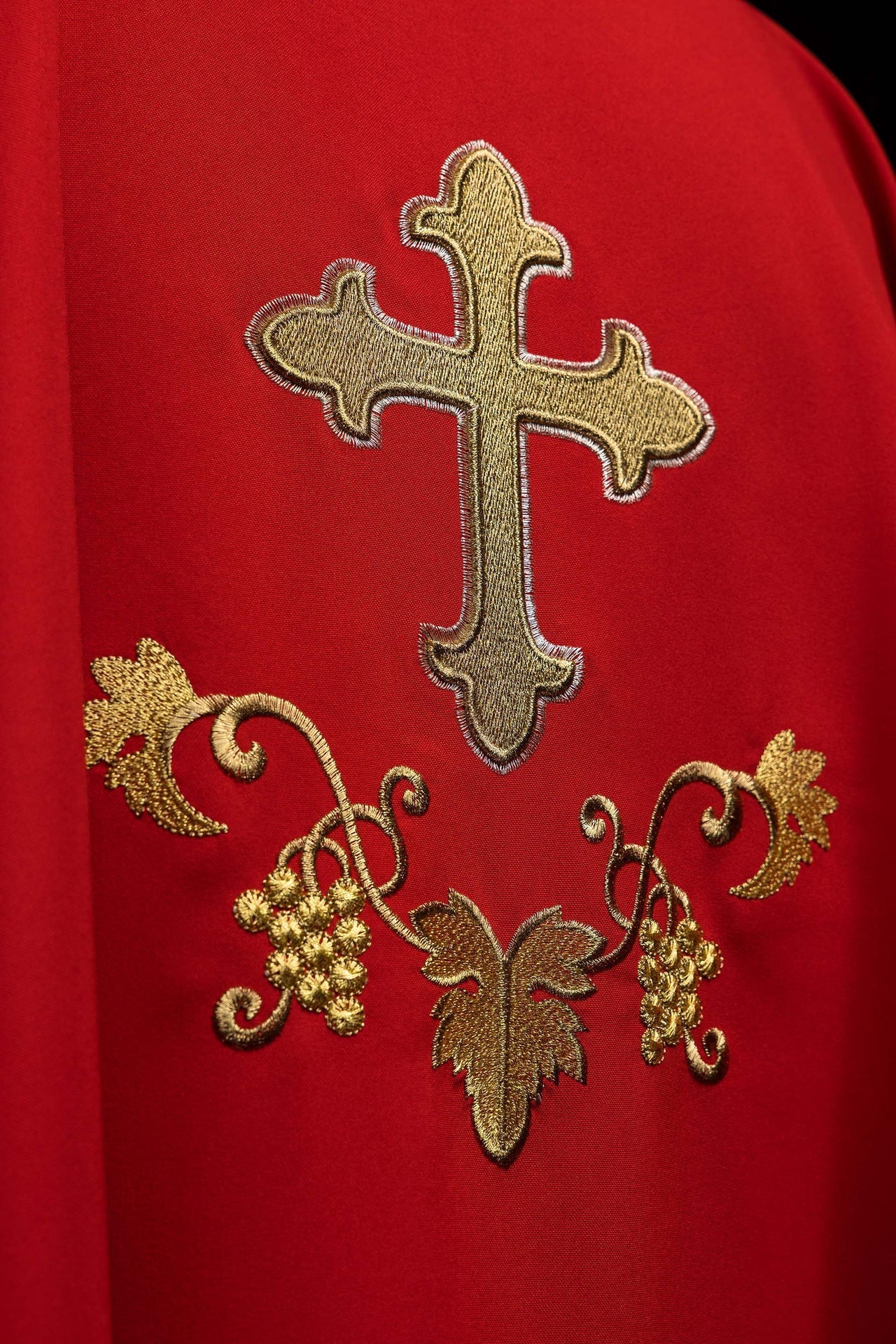 Bestickte Kasel mit Kreuzsymbol und breitem Kragen Rot - MESSGEWANDER.DE