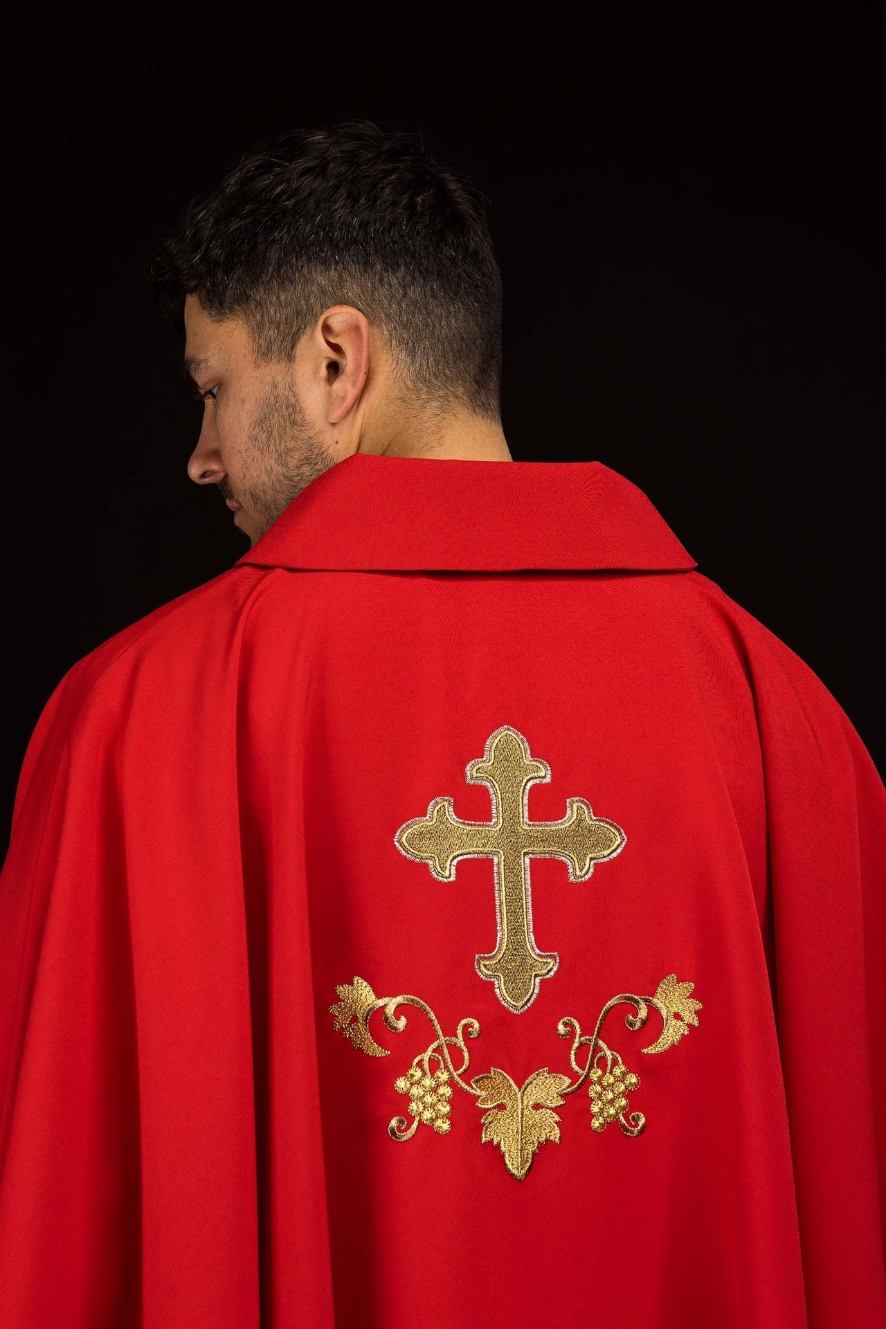 Bestickte Kasel mit Kreuzsymbol und breitem Kragen Rot - MESSGEWANDER.DE