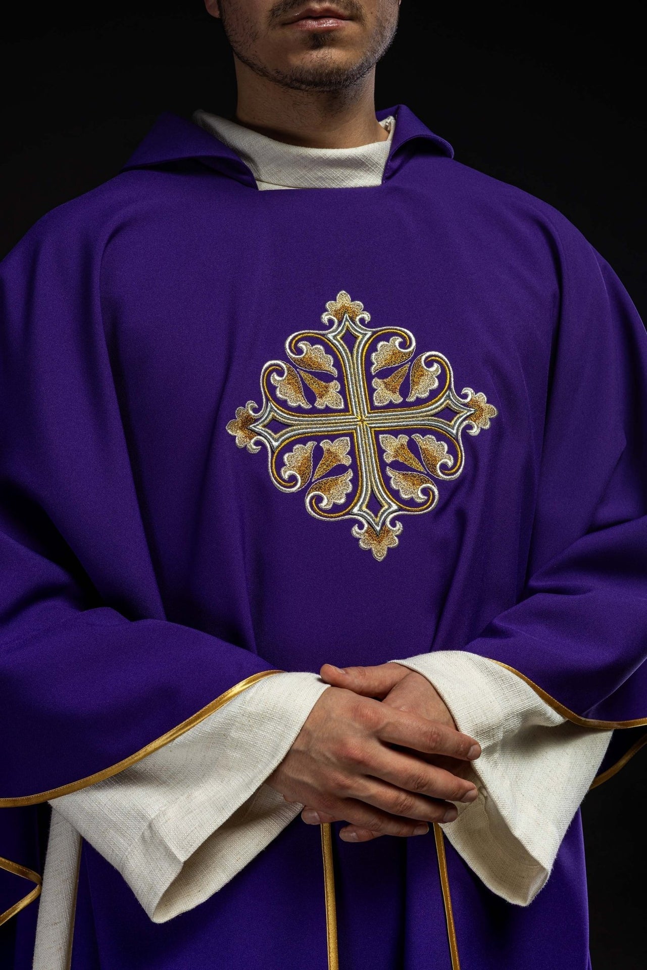 Bestickte Kasel mit verziertem Kreuz und breitem Kragen, violett - MESSGEWANDER.DE