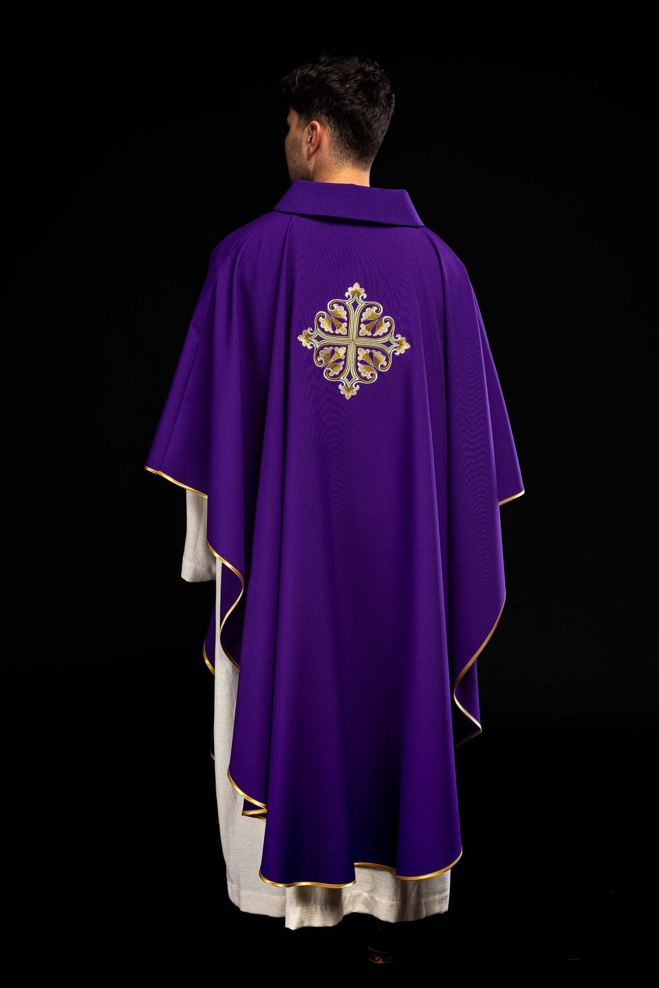 Bestickte Kasel mit verziertem Kreuz und breitem Kragen, violett - MESSGEWANDER.DE