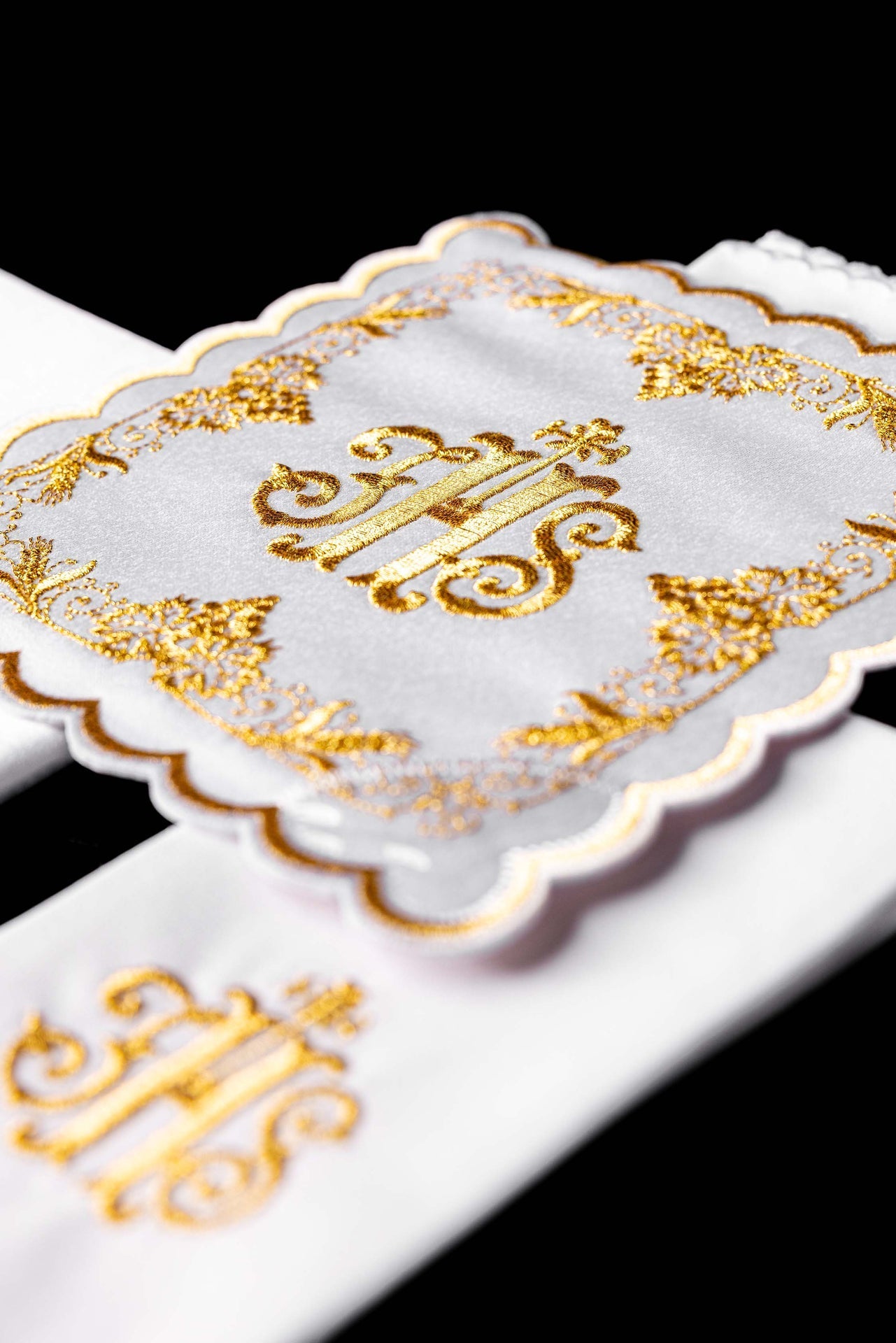 Bestickte Kelchgarnitur mit IHS-Motiv weiß - MESSGEWANDER.DE