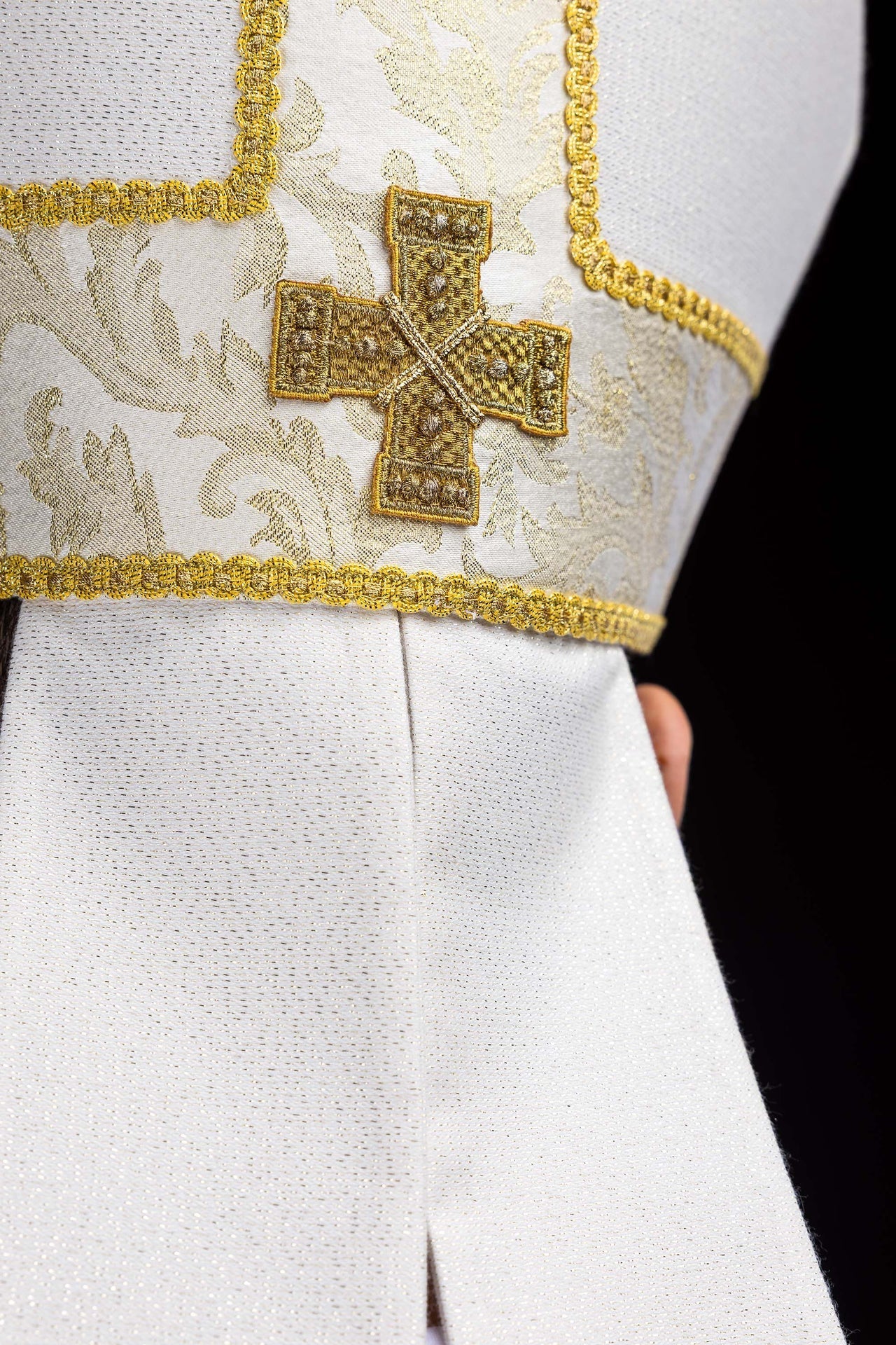 Bestickte Mitra mit Kreuz verziert mit Jacquardstoff in Ecru - MESSGEWANDER.DE