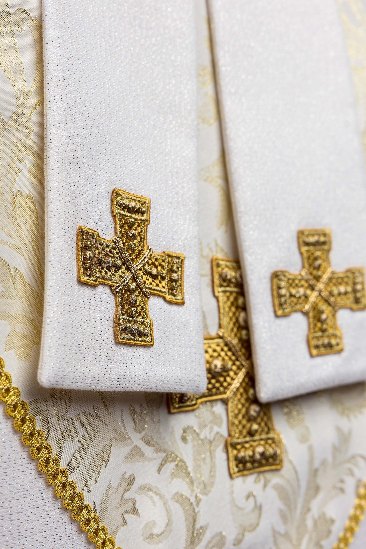 Bestickte Mitra mit Kreuz verziert mit Jacquardstoff in Ecru - MESSGEWANDER.DE