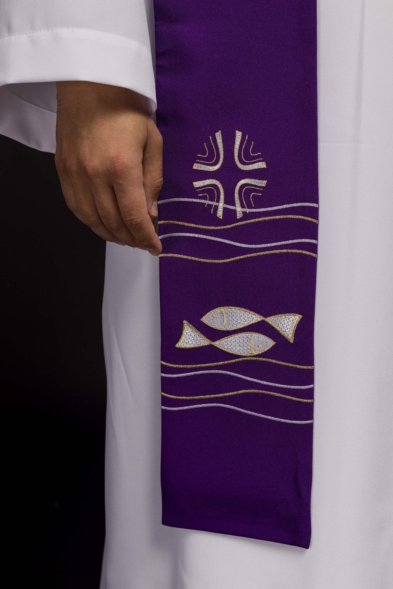 Bestickte Priesterstola Fisch Lila - MESSGEWANDER.DE