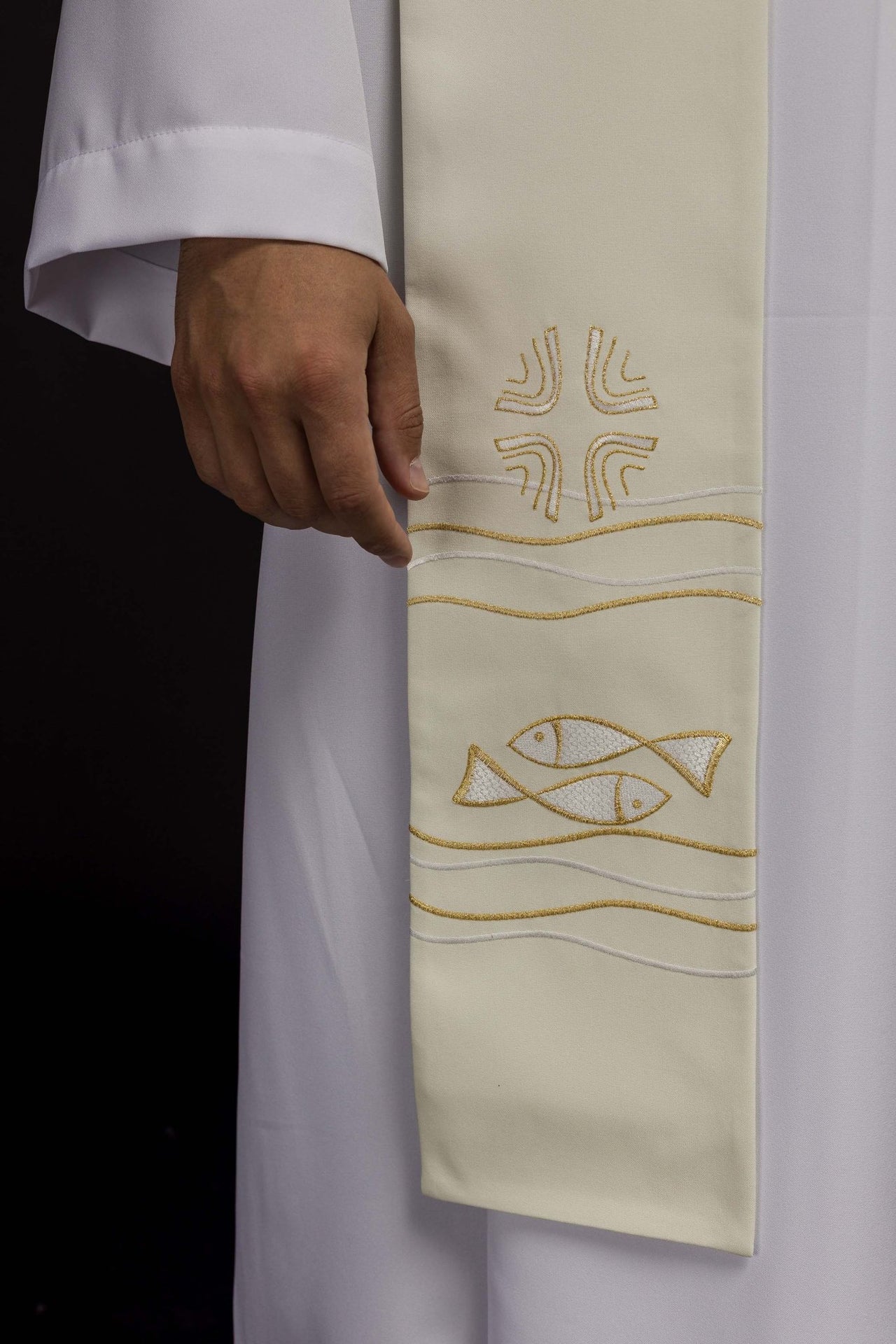 Bestickte Priesterstola mit Fischmuster in Ecru - MESSGEWANDER.DE