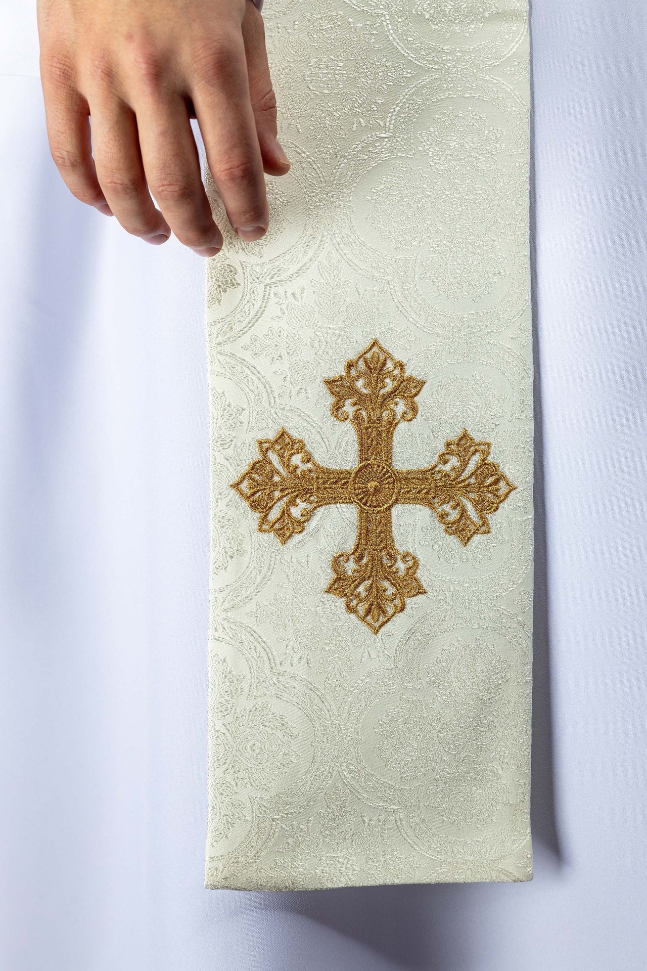 Bestickte Stola mit Kreuzmotiv aus ecrufarbenem Jacquardstoff - MESSGEWANDER.DE