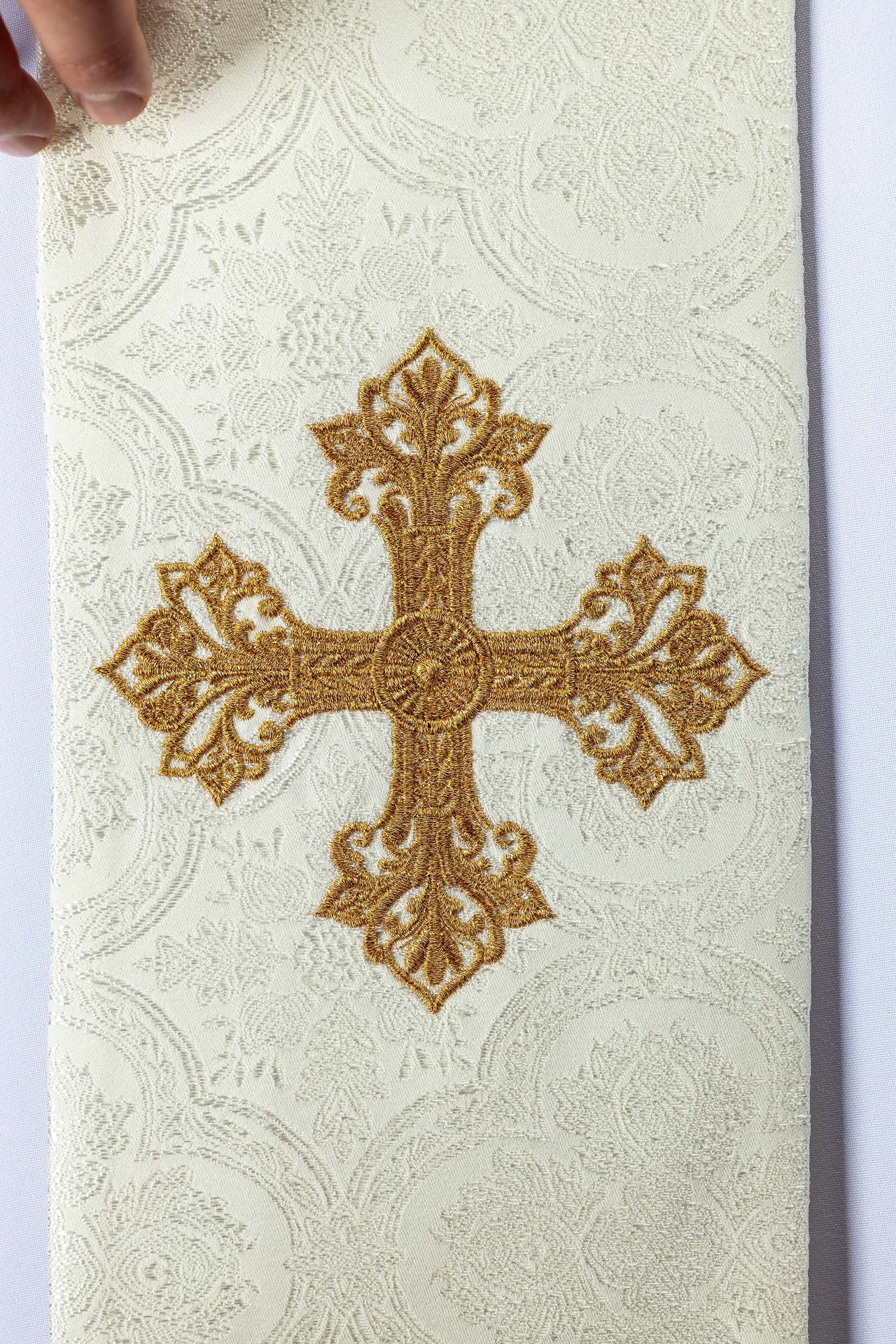 Bestickte Stola mit Kreuzmotiv aus ecrufarbenem Jacquardstoff - MESSGEWANDER.DE