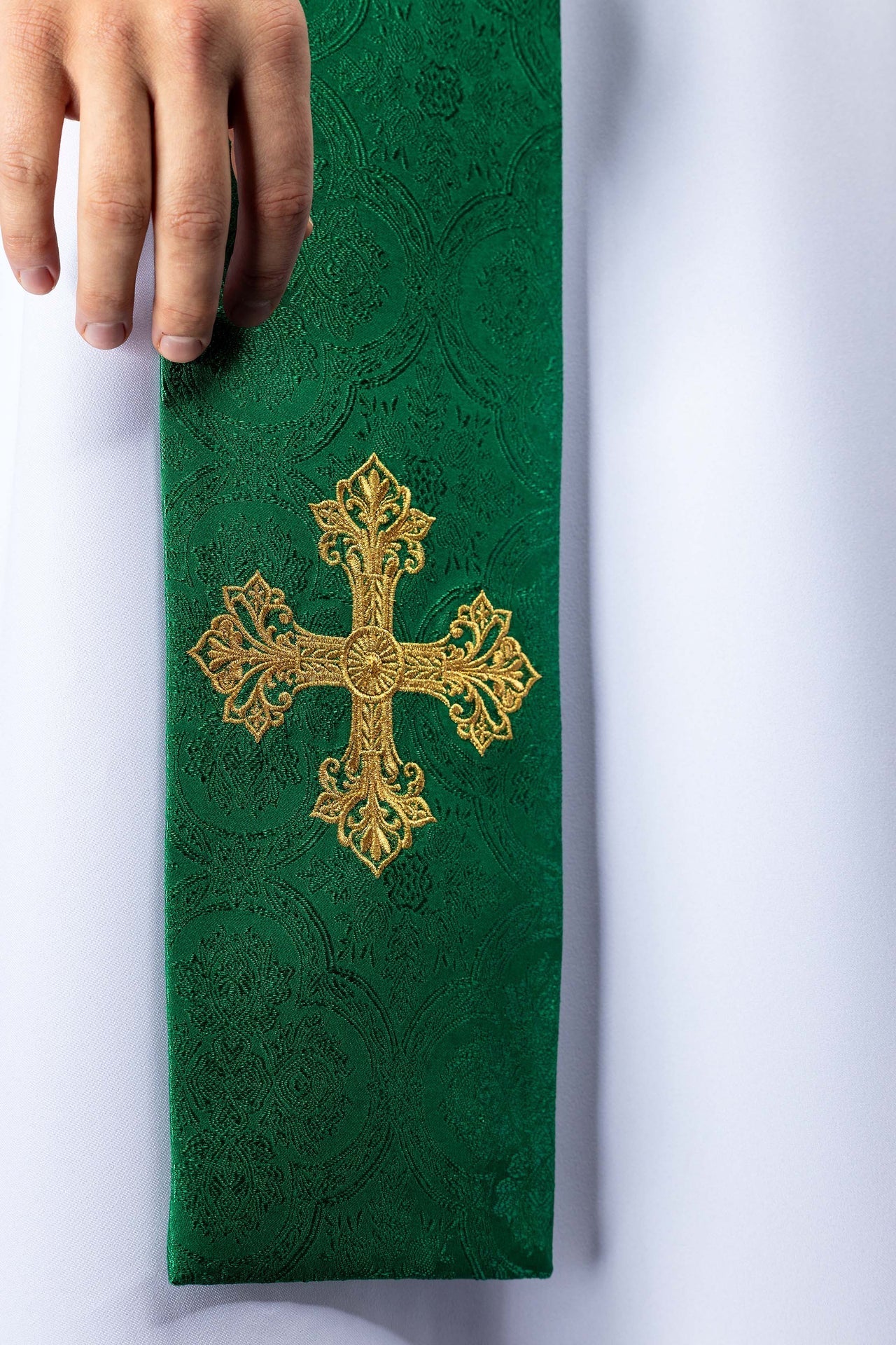 Bestickte Stola mit Kreuzmotiv aus grünem Jacquardstoff - MESSGEWANDER.DE