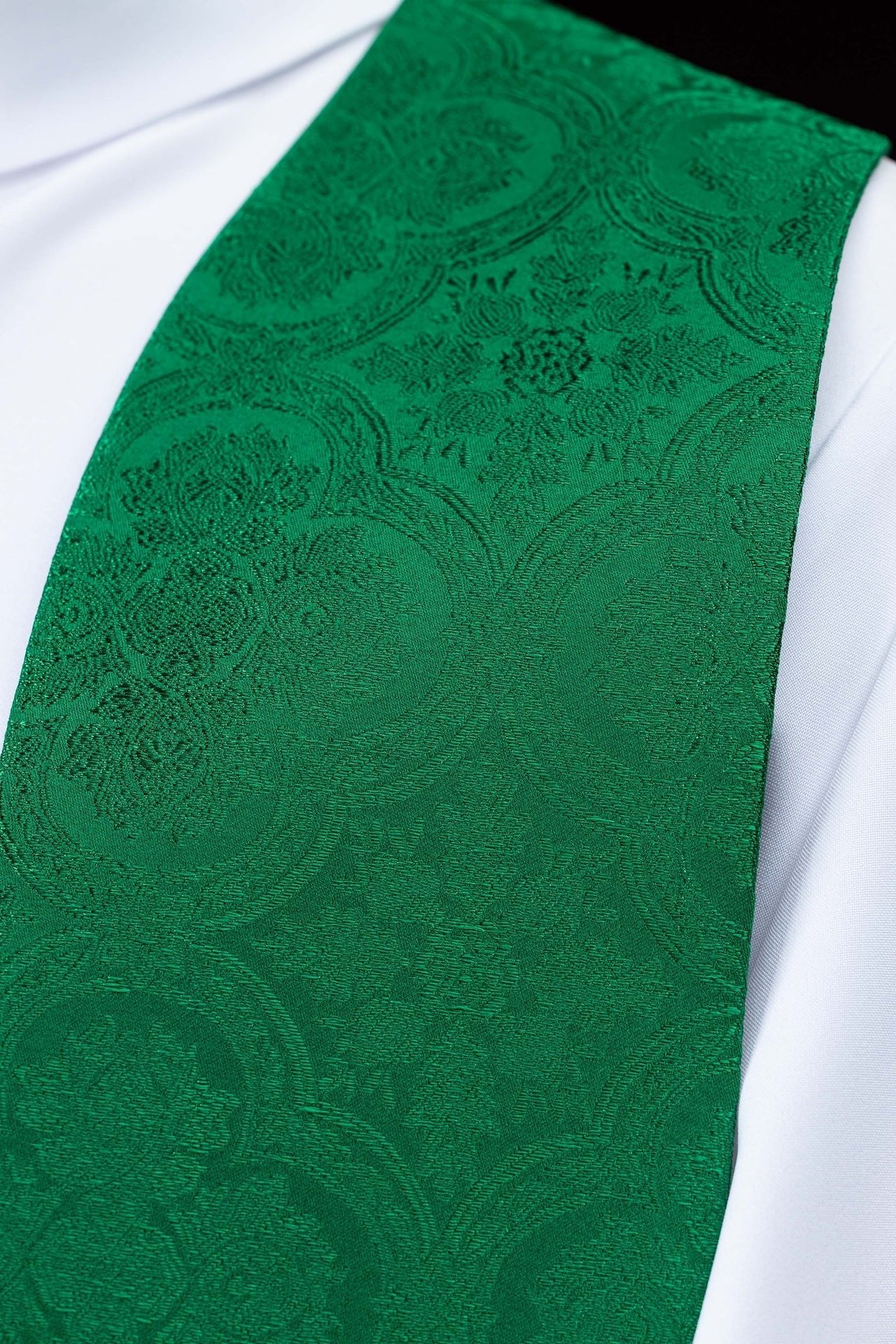 Bestickte Stola mit Kreuzmotiv aus grünem Jacquardstoff - MESSGEWANDER.DE