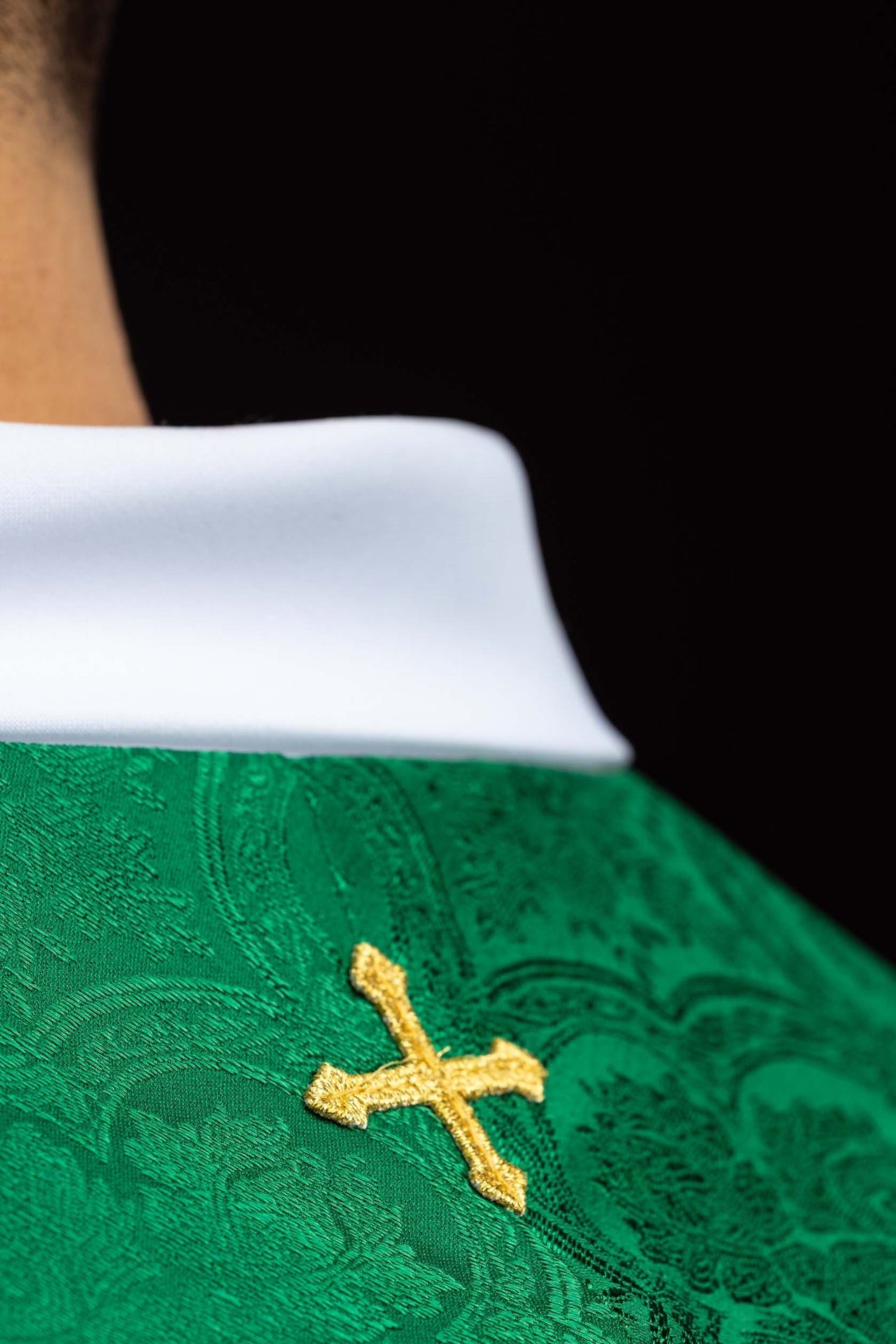 Bestickte Stola mit Kreuzmotiv aus grünem Jacquardstoff - MESSGEWANDER.DE