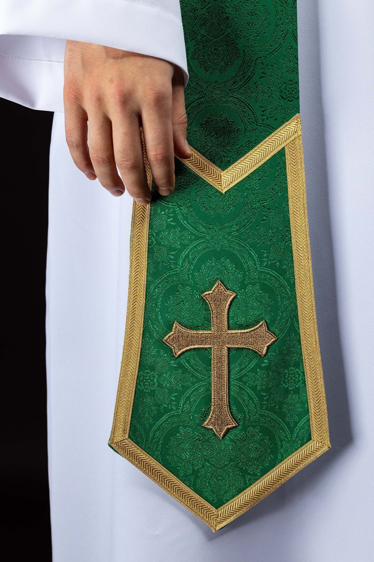 Bestickte Stola mit Kreuzmotiv aus grünem Jacquardstoff - MESSGEWANDER.DE