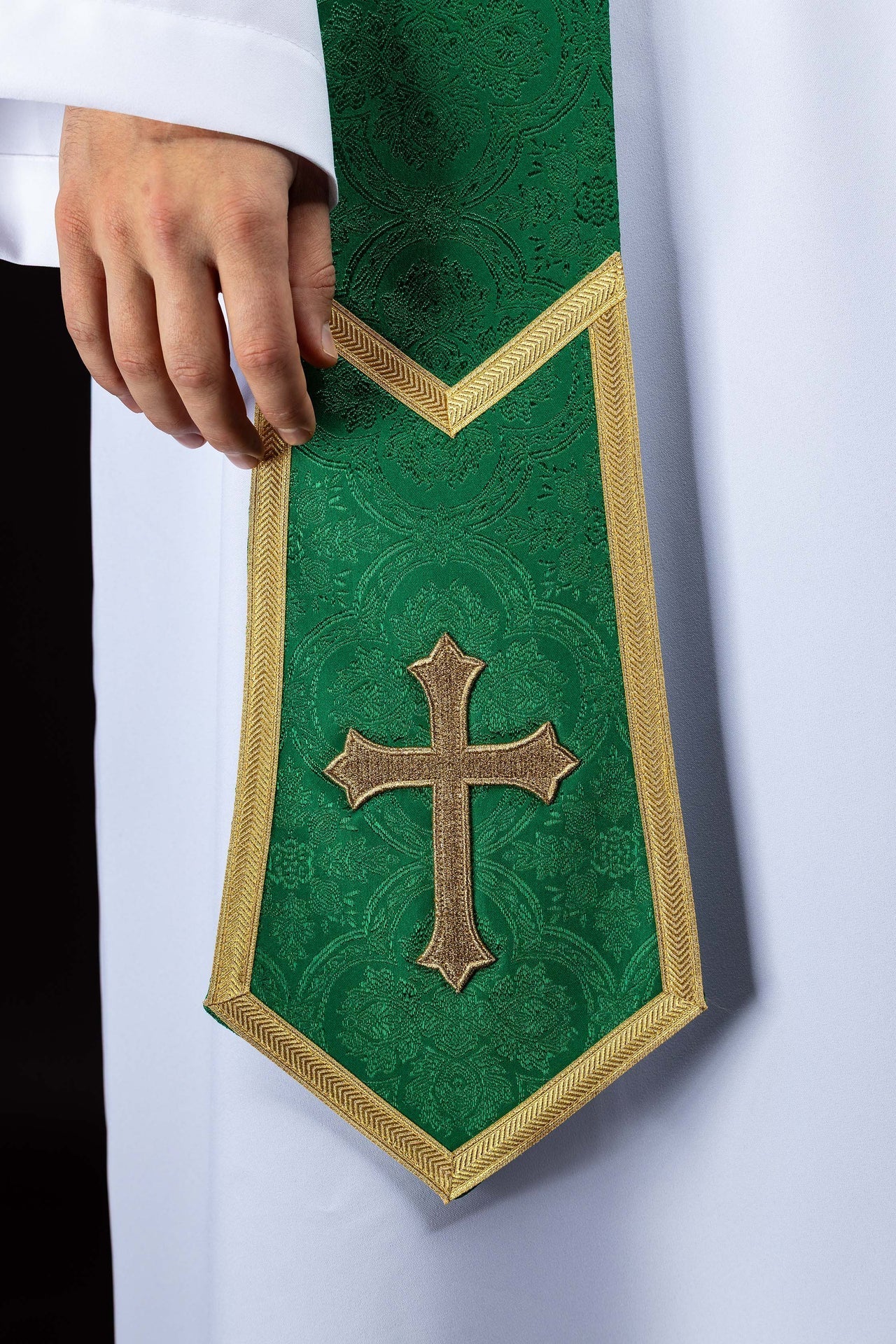 Bestickte Stola mit Kreuzmotiv aus grünem Jacquardstoff - MESSGEWANDER.DE