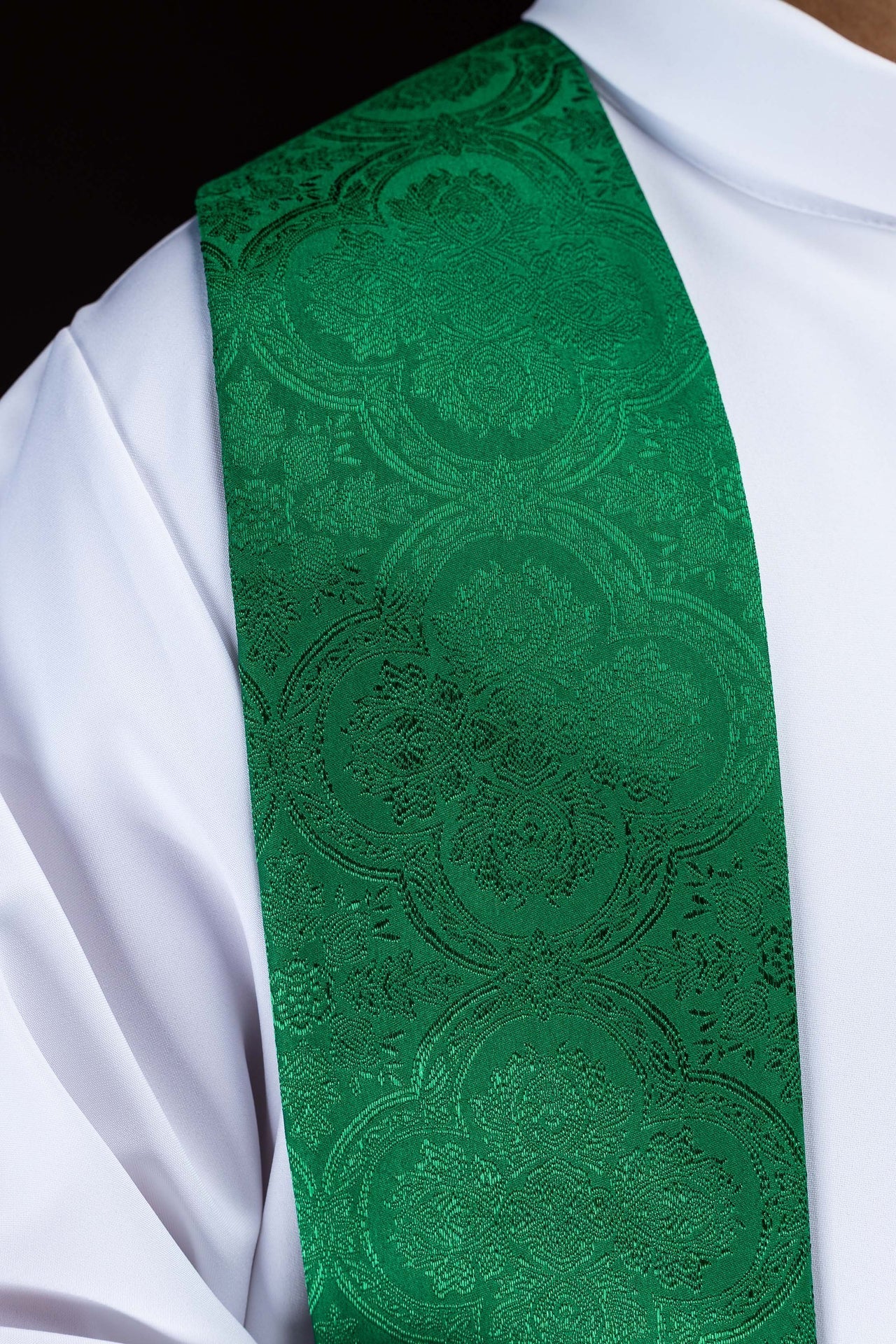 Bestickte Stola mit Kreuzmotiv aus grünem Jacquardstoff - MESSGEWANDER.DE
