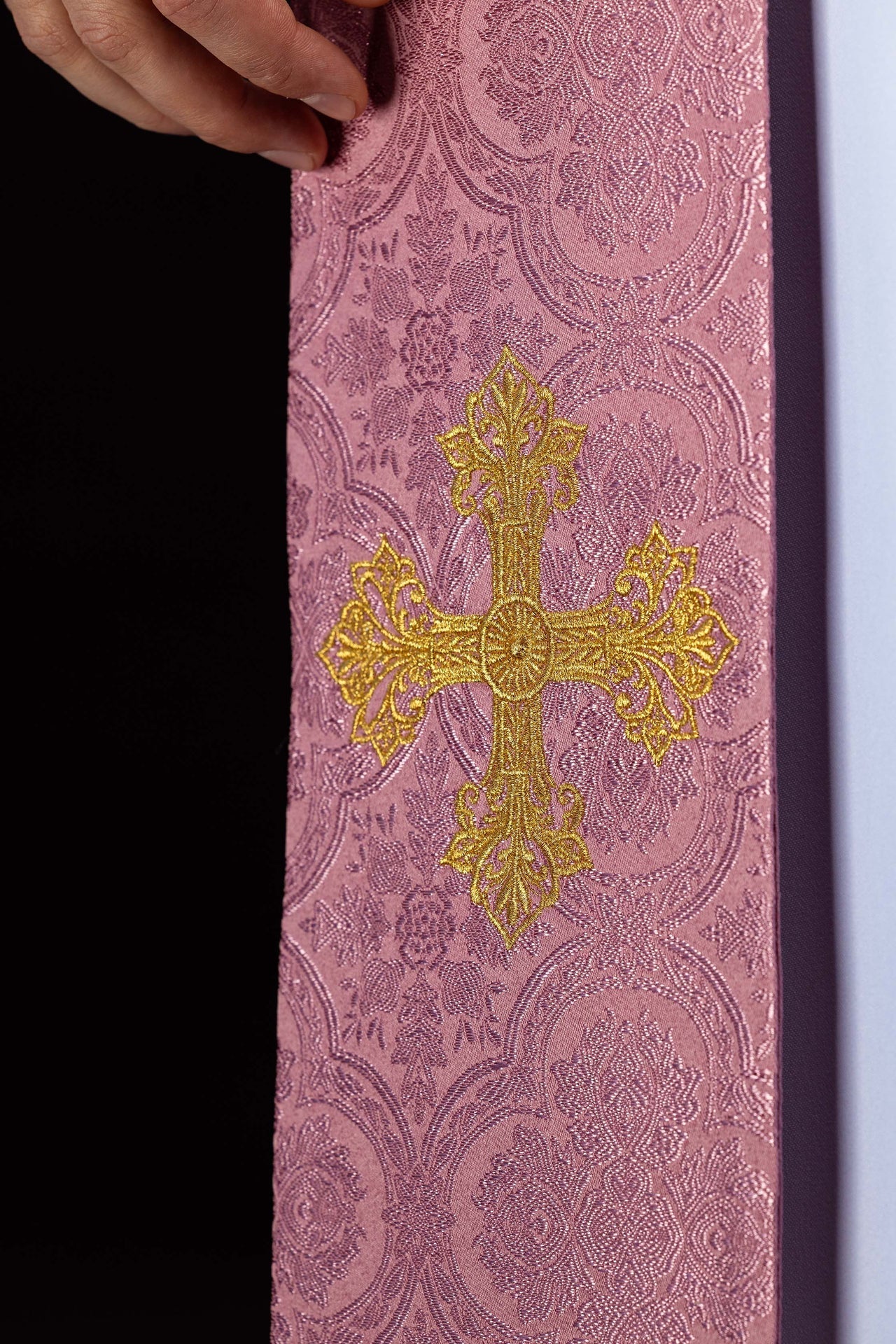 Bestickte Stola mit Kreuzmotiv aus rosafarbenem Jacquardstoff - MESSGEWANDER.DE
