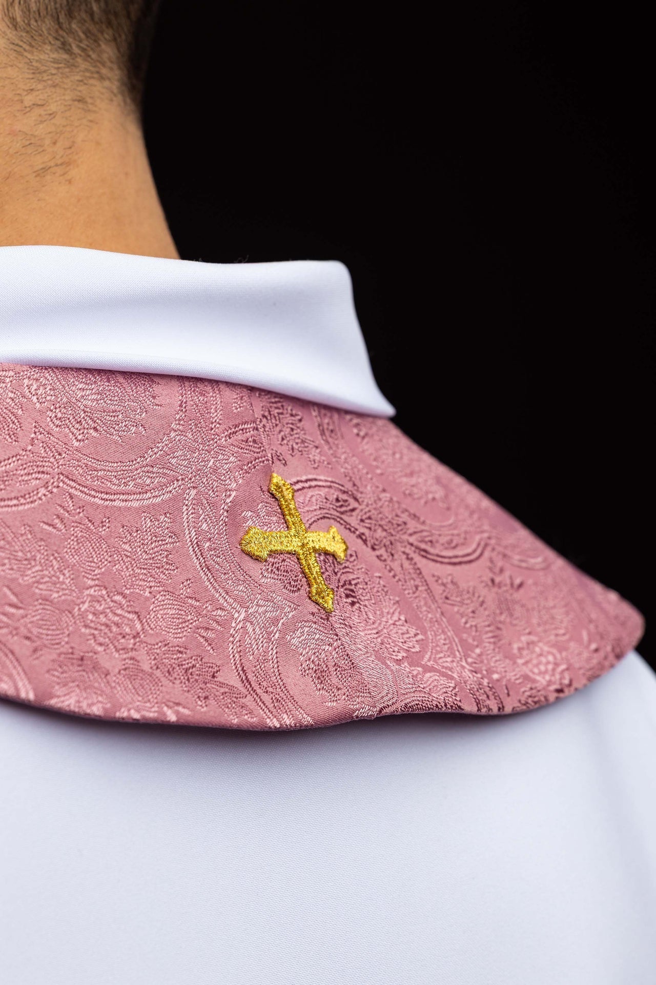 Bestickte Stola mit Kreuzmotiv aus rosafarbenem Jacquardstoff - MESSGEWANDER.DE
