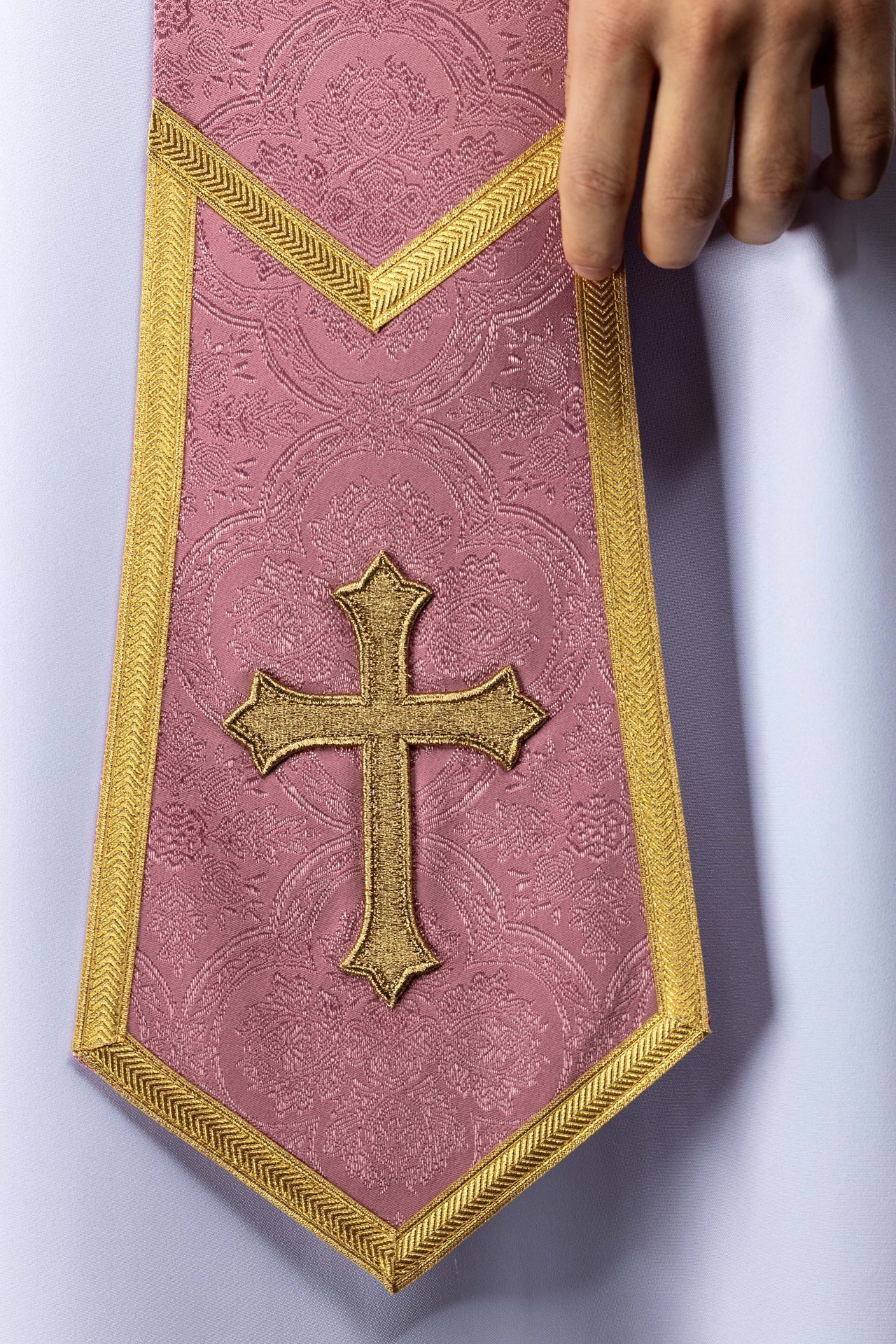 Bestickte Stola mit Kreuzmotiv aus rosafarbenem Jacquardstoff - MESSGEWANDER.DE