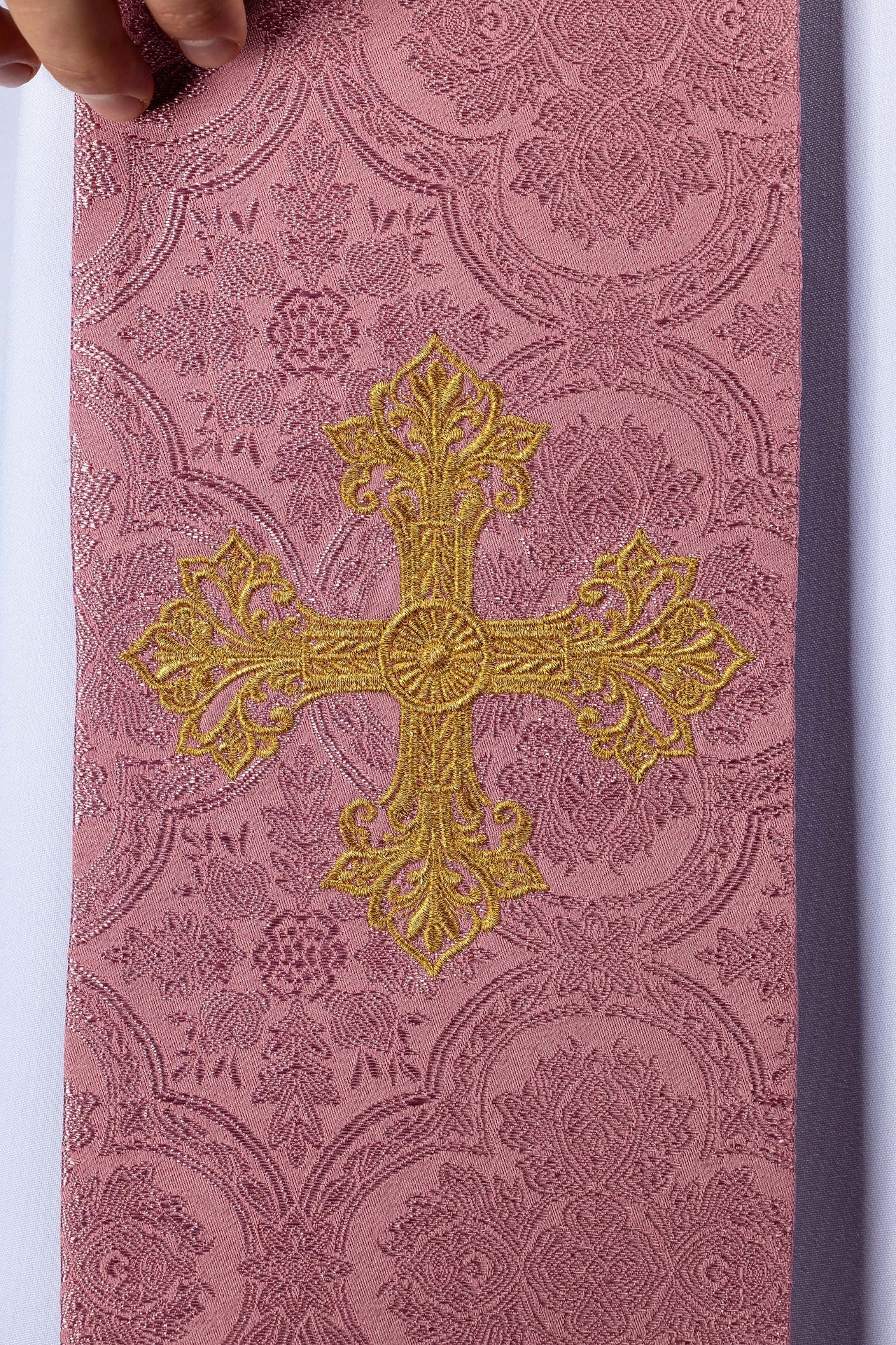 Bestickte Stola mit Kreuzmotiv aus rosafarbenem Jacquardstoff - MESSGEWANDER.DE