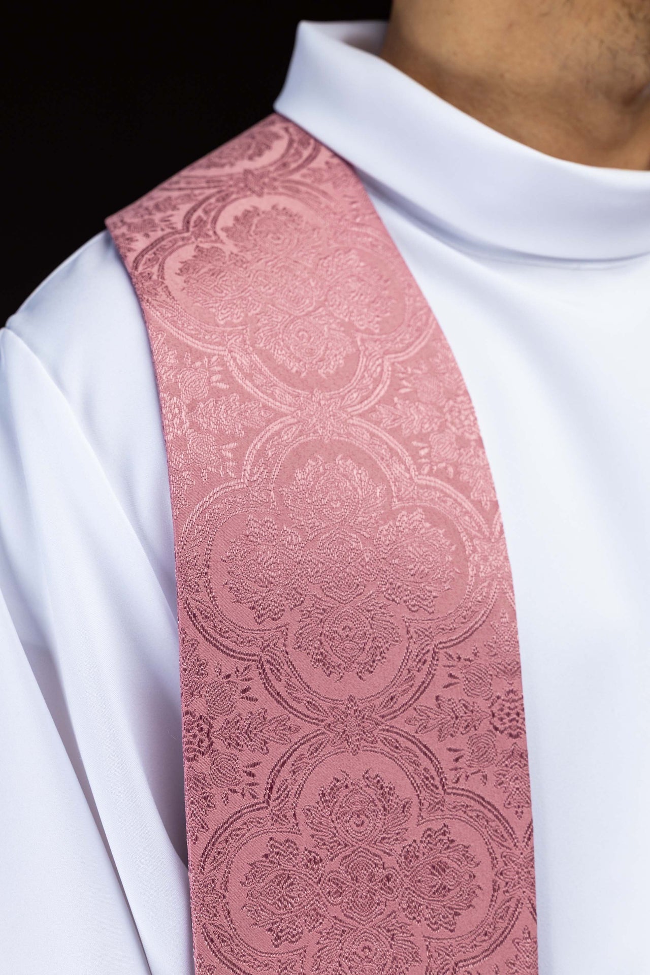 Bestickte Stola mit Kreuzmotiv aus rosafarbenem Jacquardstoff - MESSGEWANDER.DE