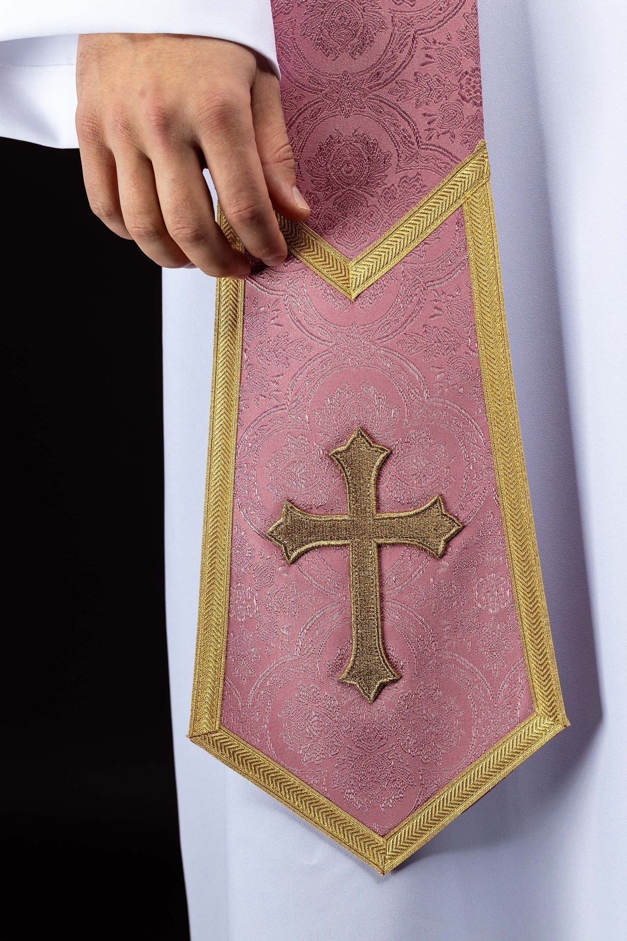 Bestickte Stola mit Kreuzmotiv aus rosafarbenem Jacquardstoff - MESSGEWANDER.DE