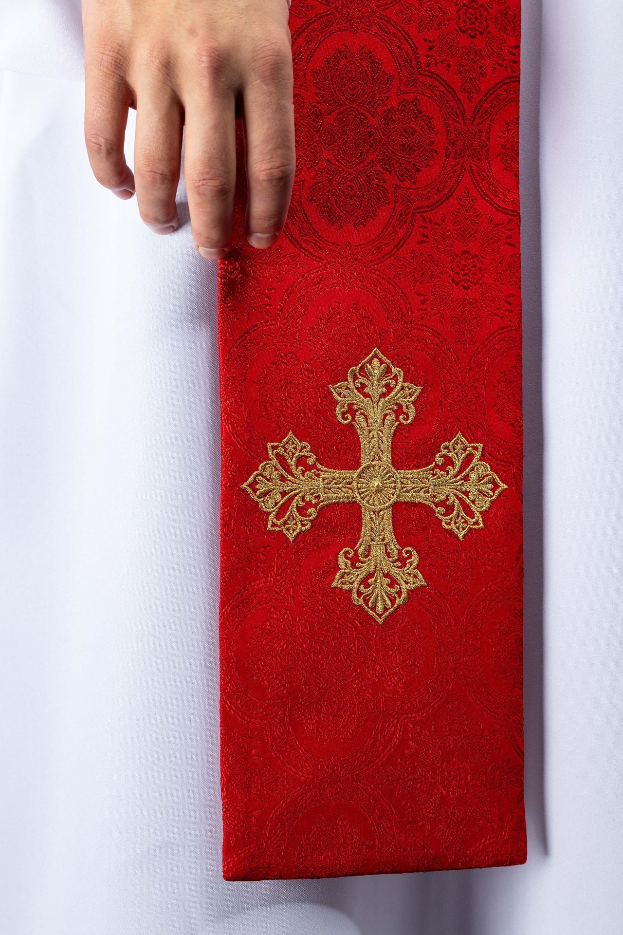 Bestickte Stola mit Kreuzmotiv aus rotem Jacquardstoff - MESSGEWANDER.DE