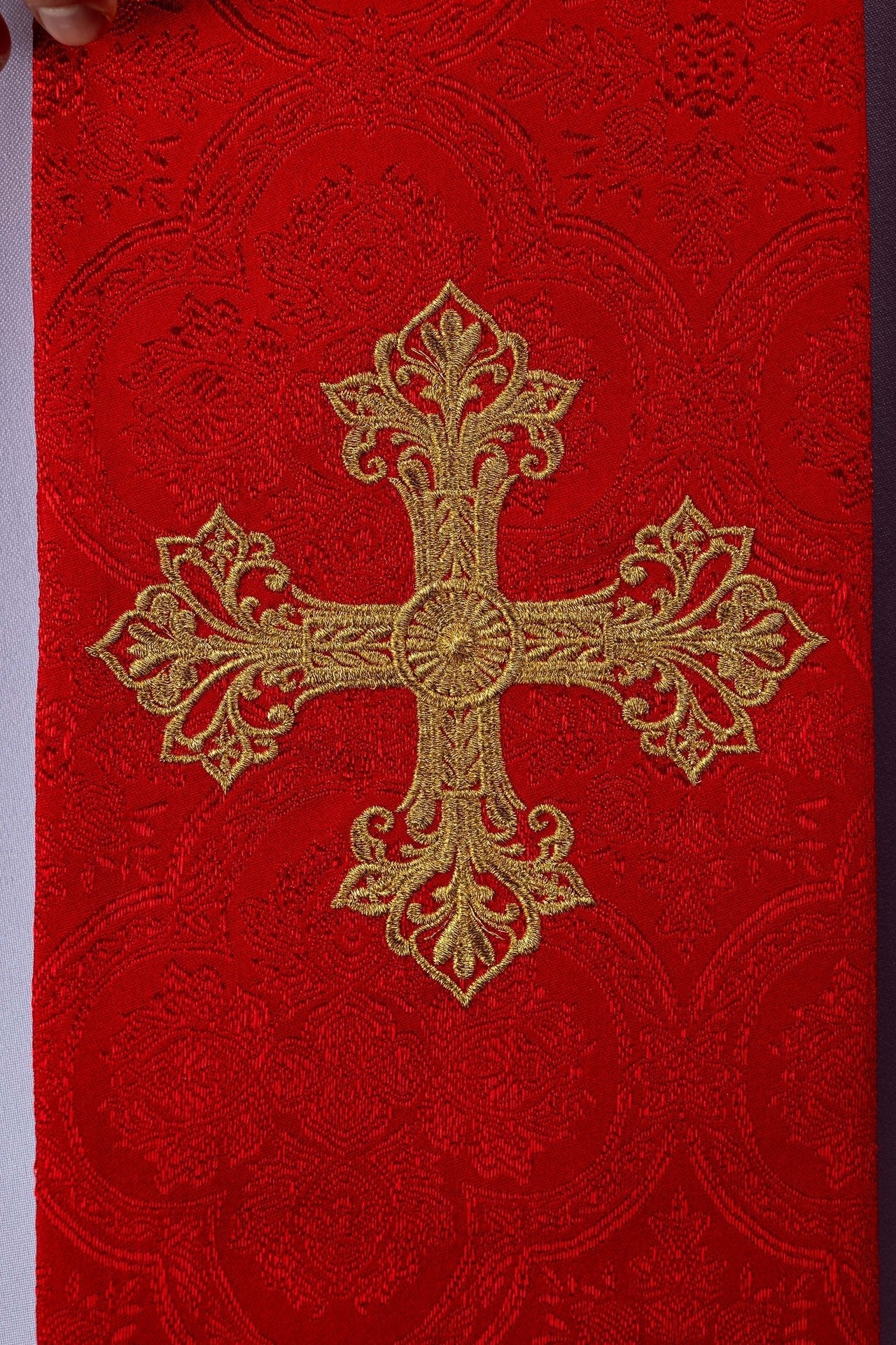 Bestickte Stola mit Kreuzmotiv aus rotem Jacquardstoff - MESSGEWANDER.DE