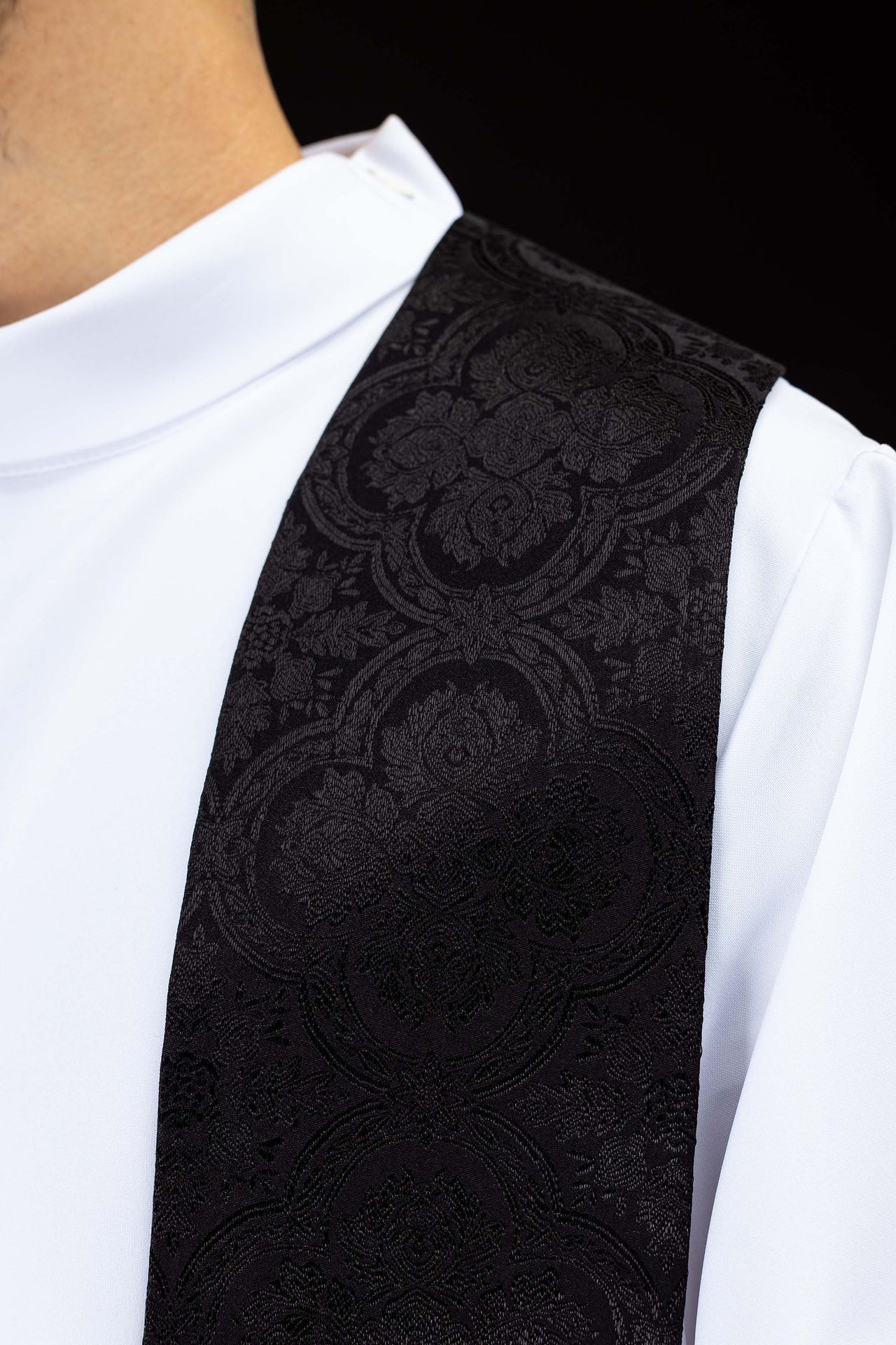 Bestickte Stola mit Kreuzmotiv aus schwarzem Jacquardstoff - MESSGEWANDER.DE