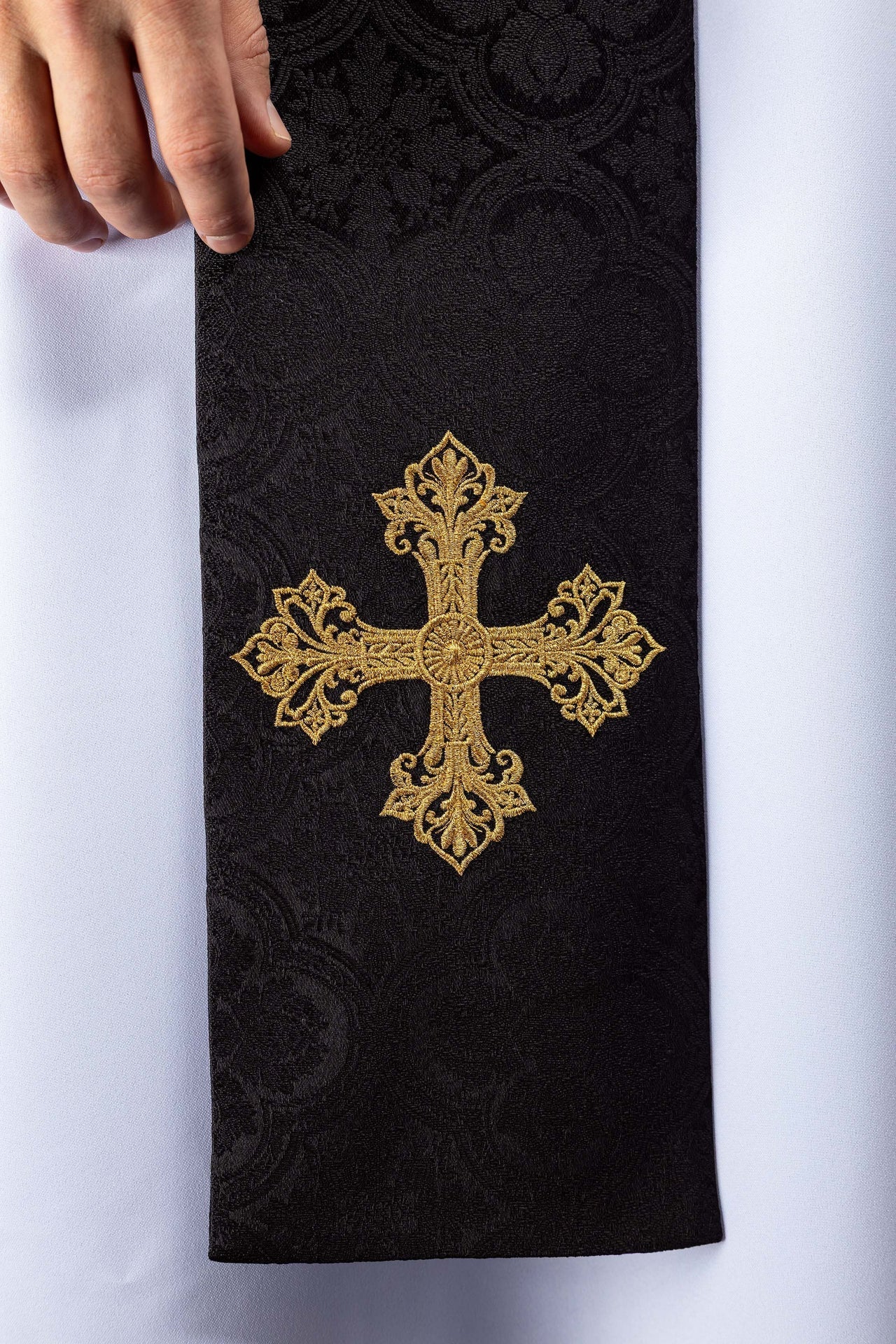 Bestickte Stola mit Kreuzmotiv aus schwarzem Jacquardstoff - MESSGEWANDER.DE