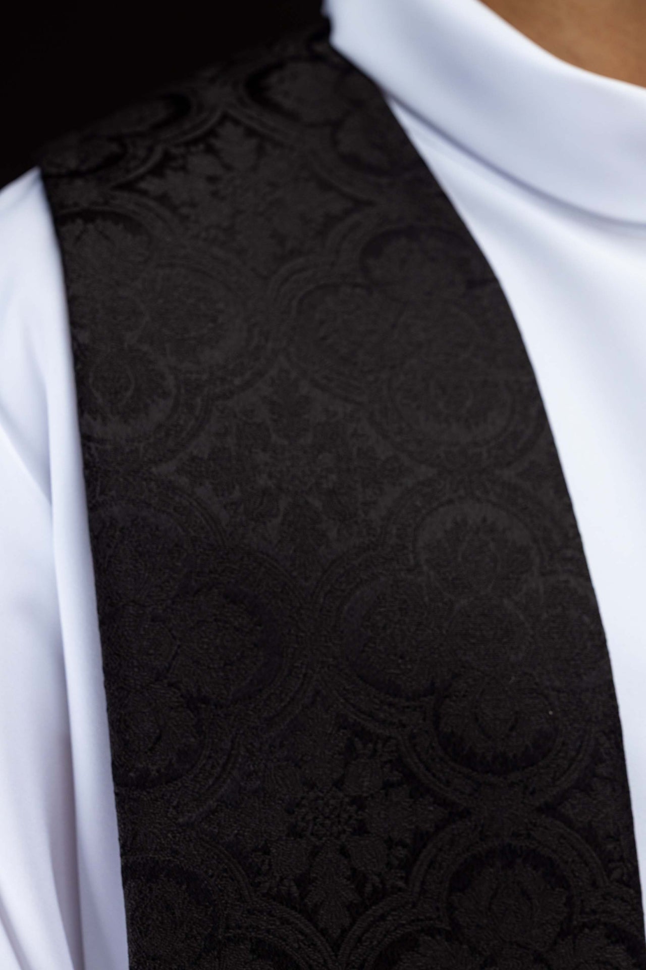 Bestickte Stola mit Kreuzmotiv aus schwarzem Jacquardstoff - MESSGEWANDER.DE