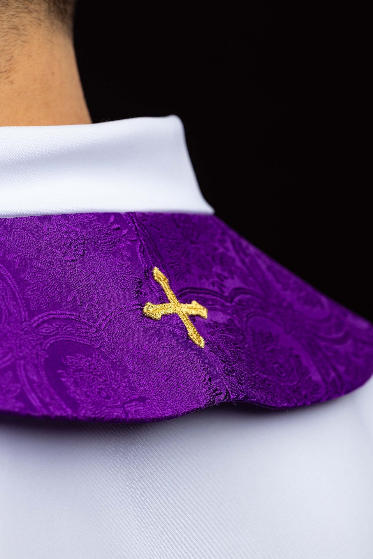 Bestickte Stola mit Kreuzmotiv aus violettem Jacquardstoff - MESSGEWANDER.DE