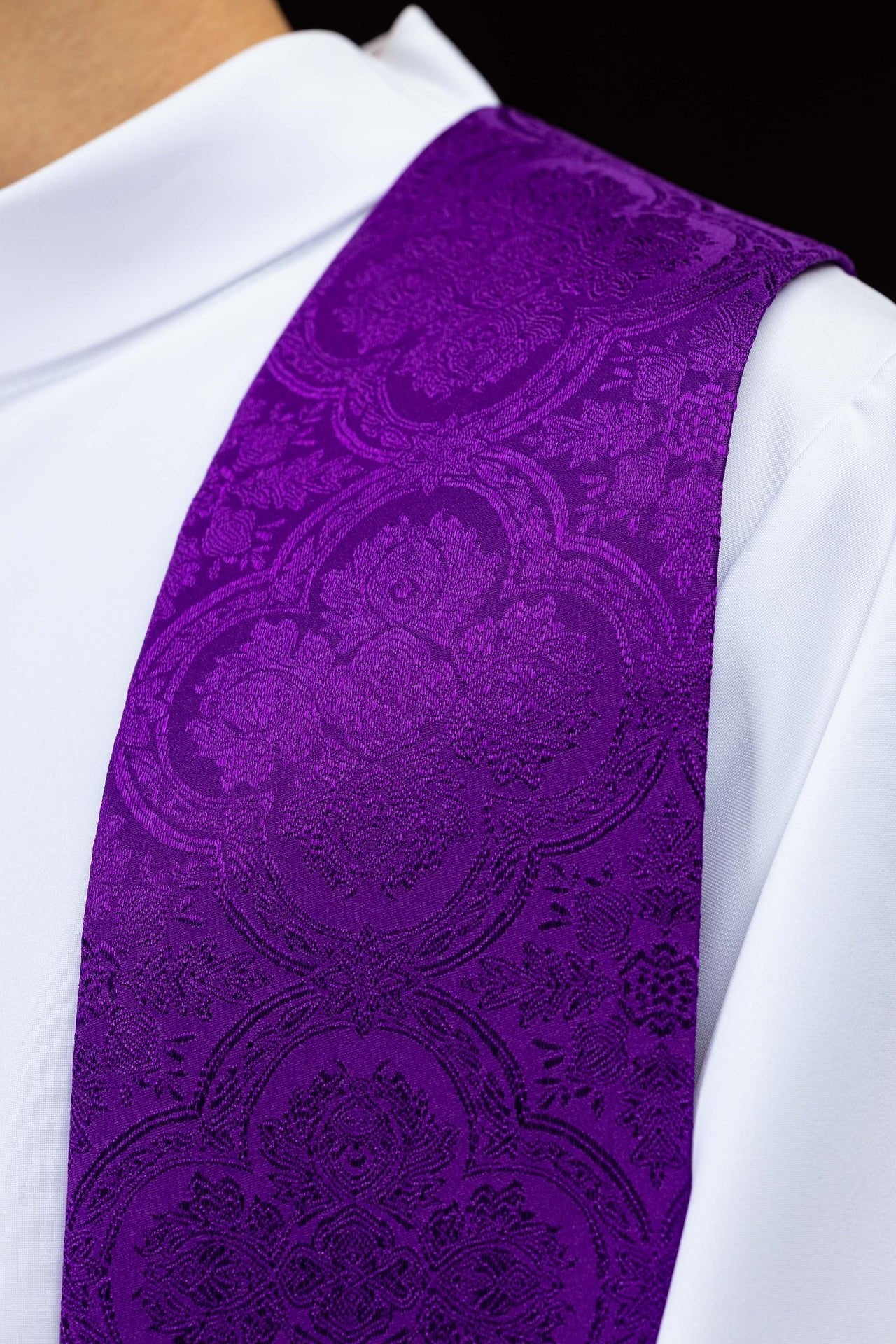 Bestickte Stola mit Kreuzmotiv aus violettem Jacquardstoff - MESSGEWANDER.DE