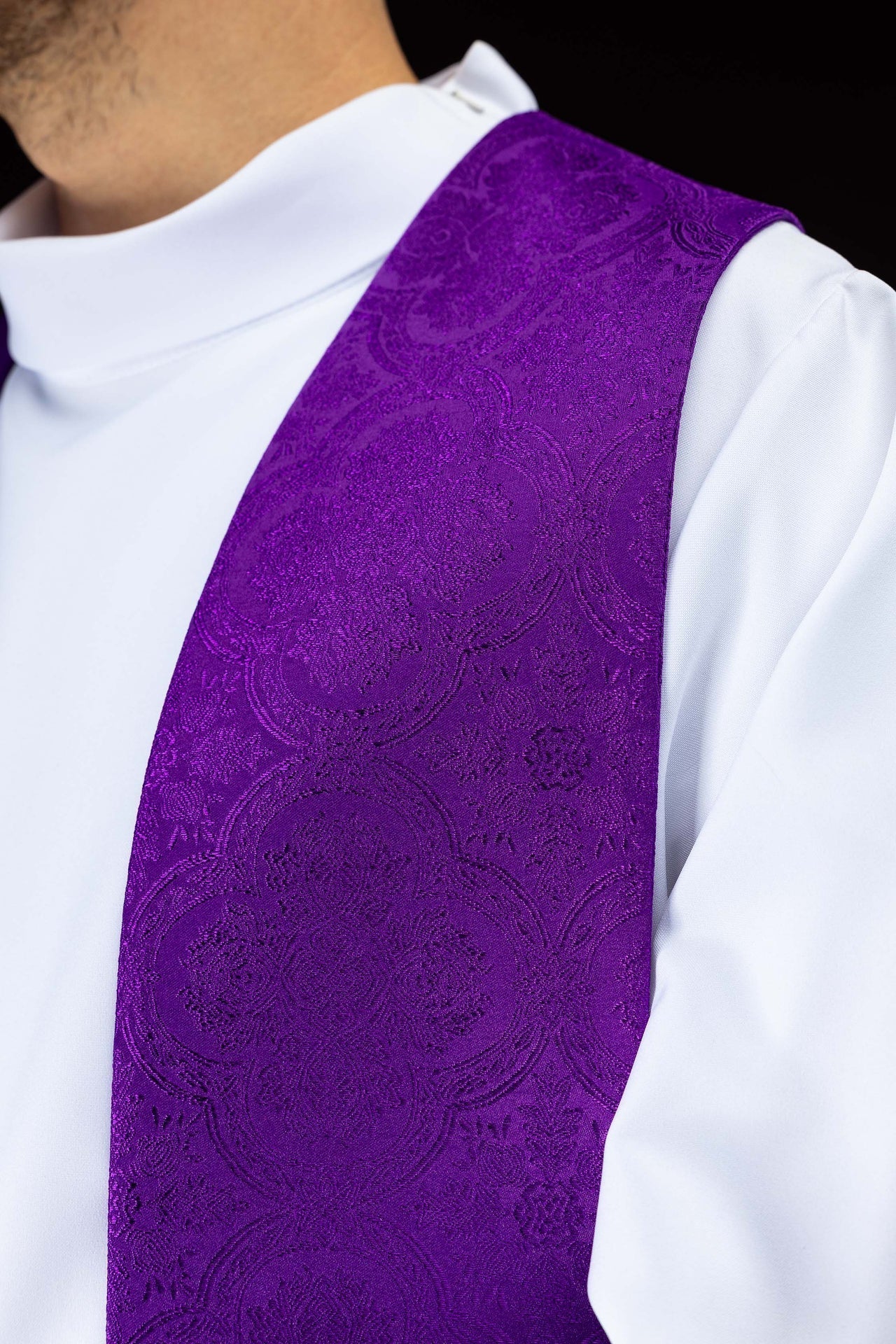 Bestickte Stola mit Kreuzmotiv aus violettem Jacquardstoff - MESSGEWANDER.DE