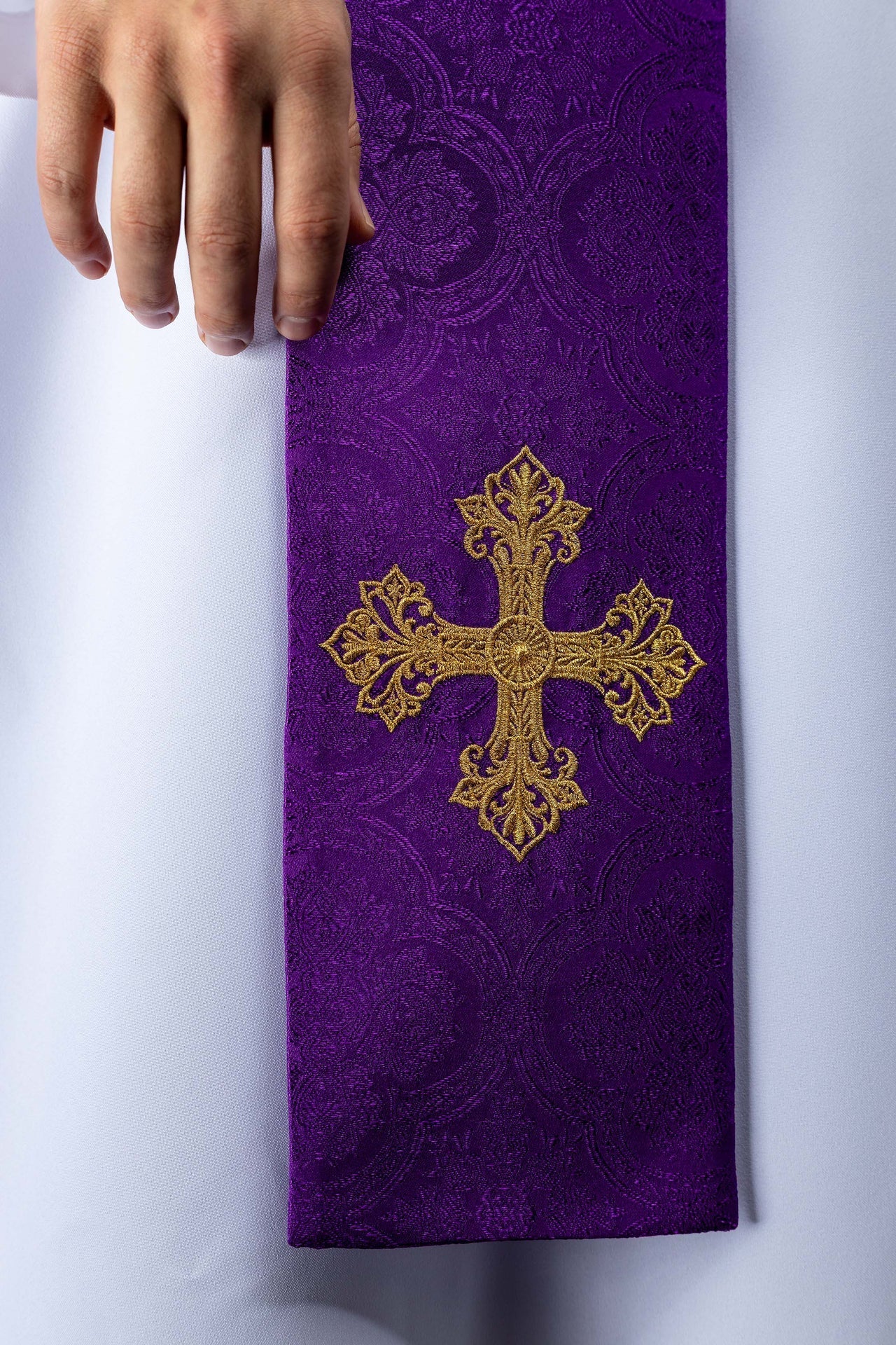 Bestickte Stola mit Kreuzmotiv aus violettem Jacquardstoff - MESSGEWANDER.DE