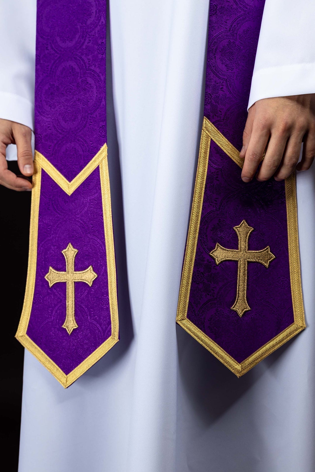 Bestickte Stola mit Kreuzmotiv aus violettem Jacquardstoff - MESSGEWANDER.DE